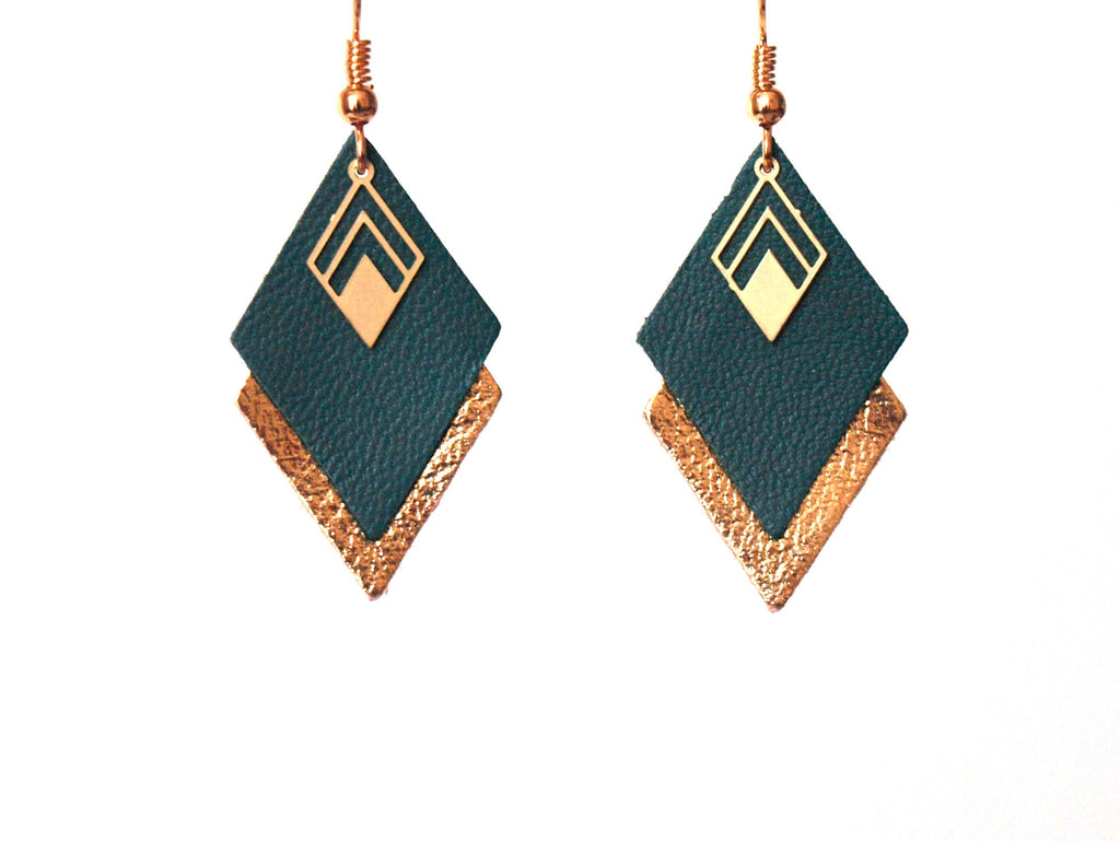 Boucles d'oreilles cuir vert et or, losanges de cuir vert émeraude et doré - boucles d'oreilles graphiques géométriques - modèle LYA - noël