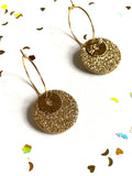 Créoles à paillettes dorées en acier inoxydable liège et cuir