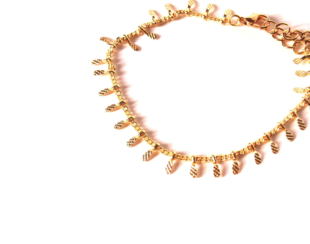 Bracelet fin or - chaîne maille breloques texturées - bracelet femme - superposition bracelets- bracelet bohème - plaqué or - saint valentin