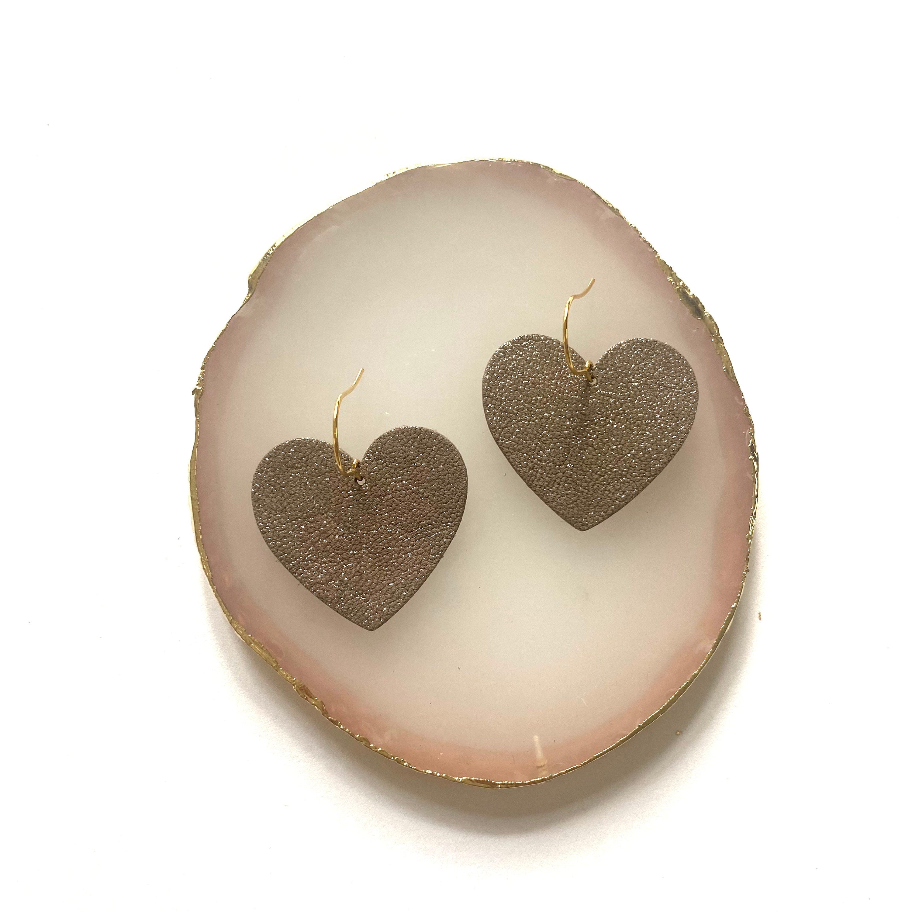 Boucles d’oreilles cœur en cuir gris souris à paillettes recyclé