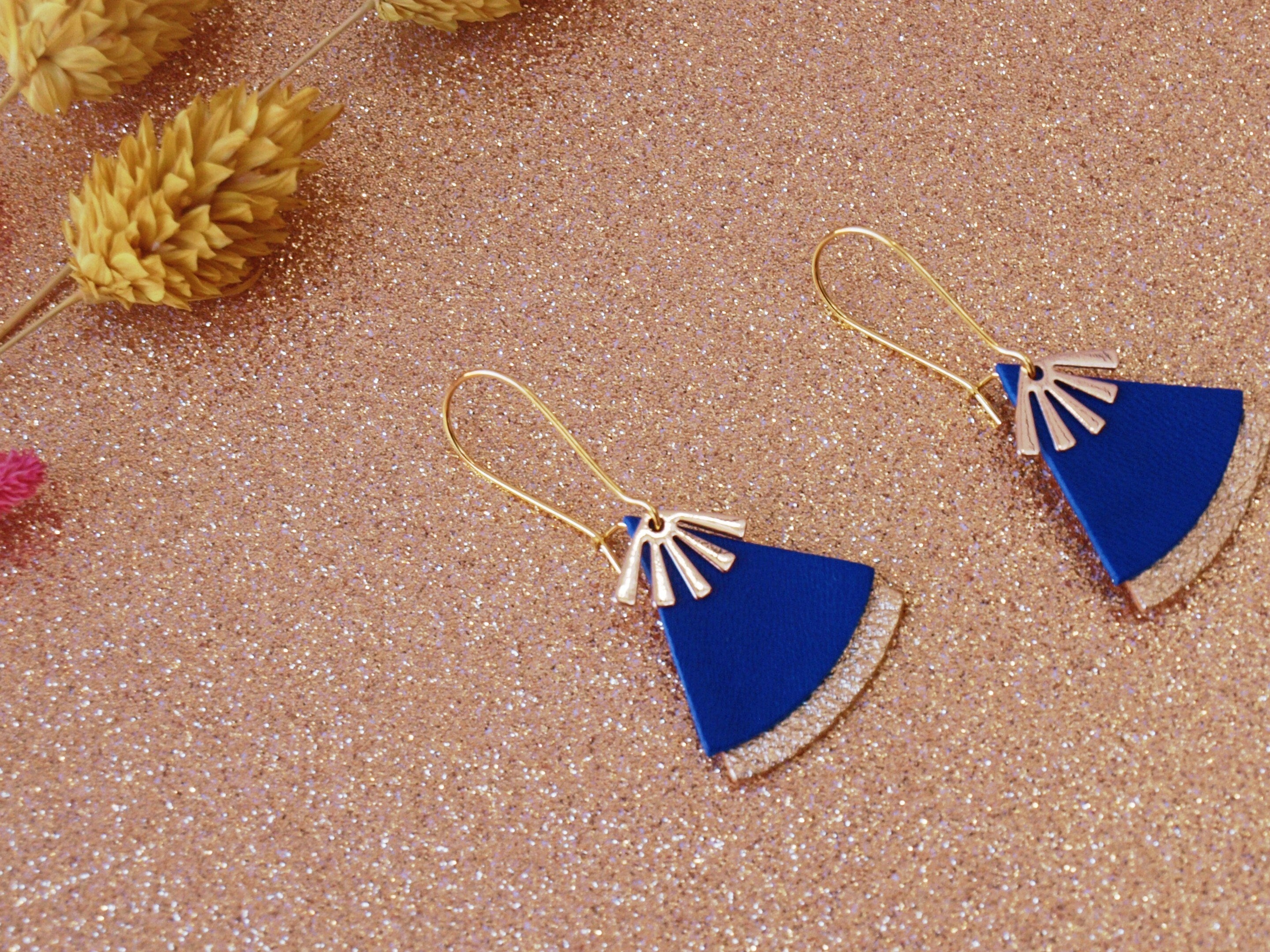 Boucles d'oreilles cuir bleu roi et or, forme éventail - boucles d'oreilles ethniques, art déco, modèle STELLA