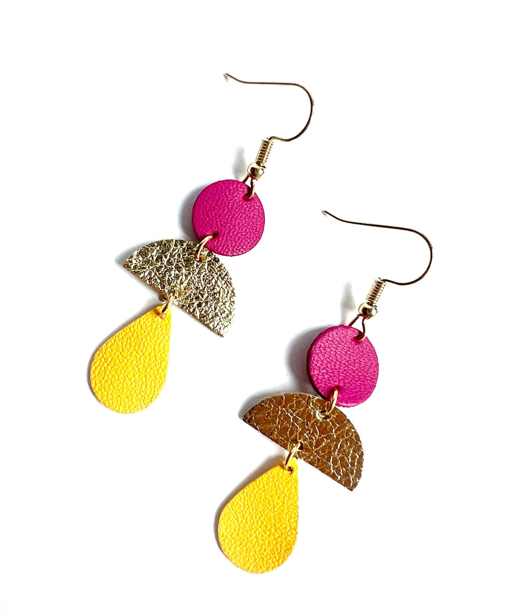 Boucles d’oreilles bohème chic en cuir upcyclé, modèle géométrique fait main, bijou artisanal léger violet doré et jaune - cadeau femme