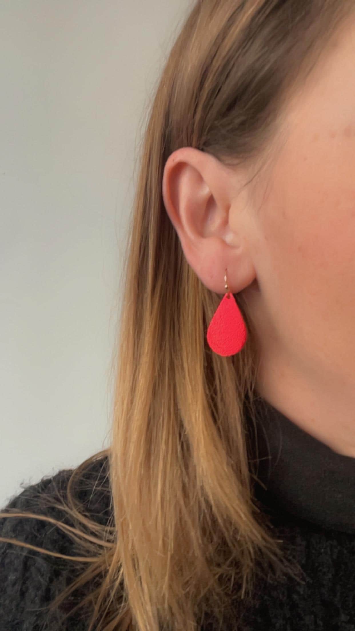 Boucles d'oreilles légères et discrètes en cuir doré craquelé - forme goutte - cadeau femme - cadeau pour elle - fête des mères