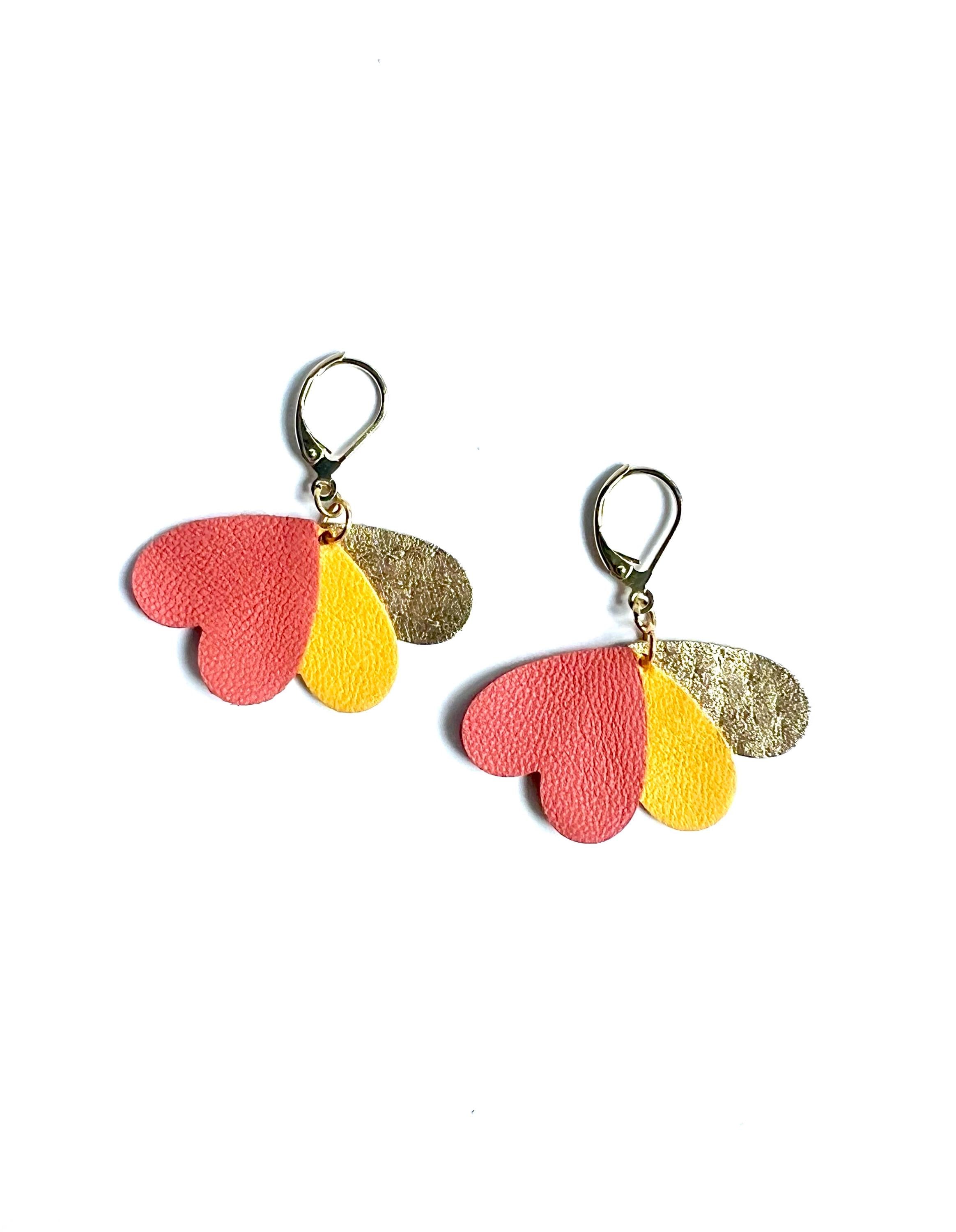 Boucles d’oreilles colorées cœurs en cuir upcyclé, bijoux artisanaux légers faits main pour femme, cadeau original, corail jaune or