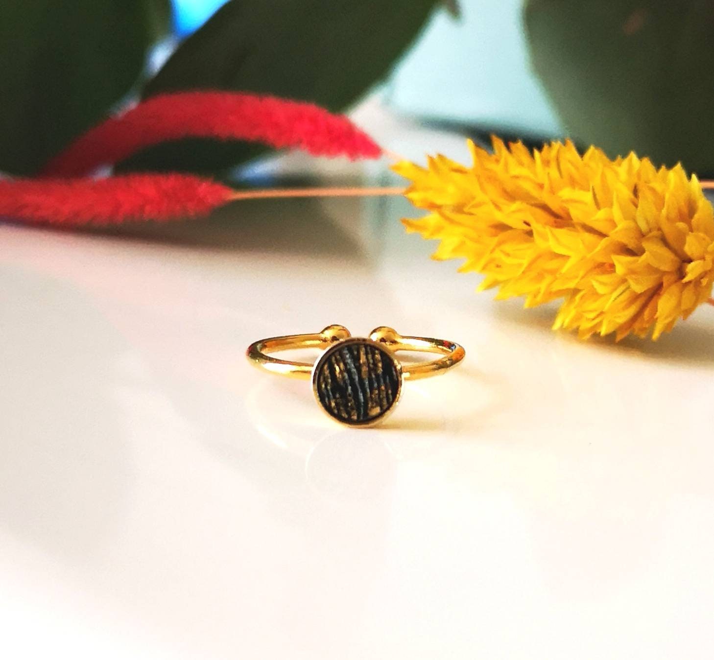 Bague femme dorée à l'or fin et cuir zébré noir blanc et doré - bague fine ajustable réglable - cadeau pour elle