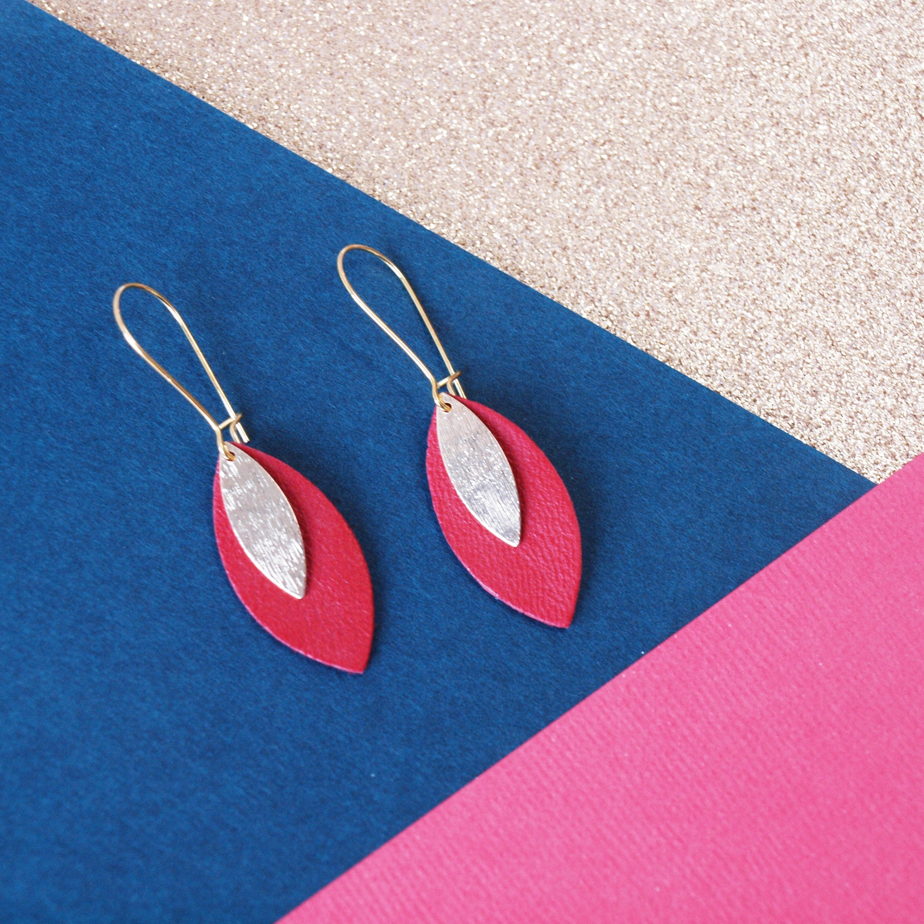 Boucles d'oreilles feuille de cuir rouge et or modèle AVA