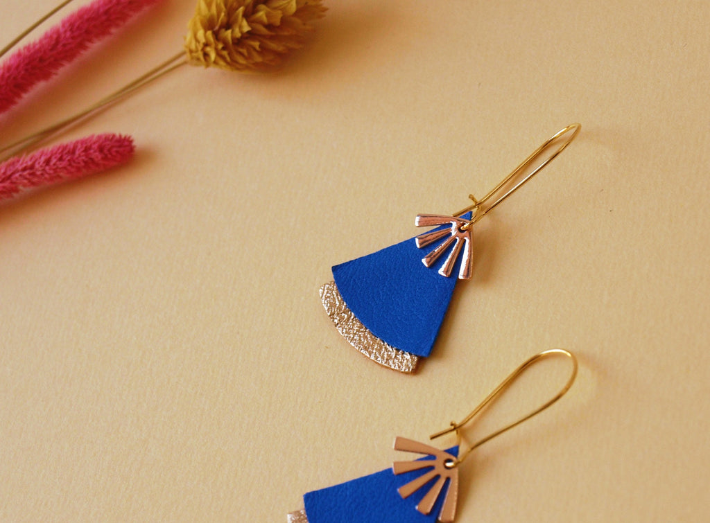 Boucles d'oreilles originales en cuir bleu et or, bleu vif, lavande et doré - forme éventail - style art déco, ethniques modèle STELLA