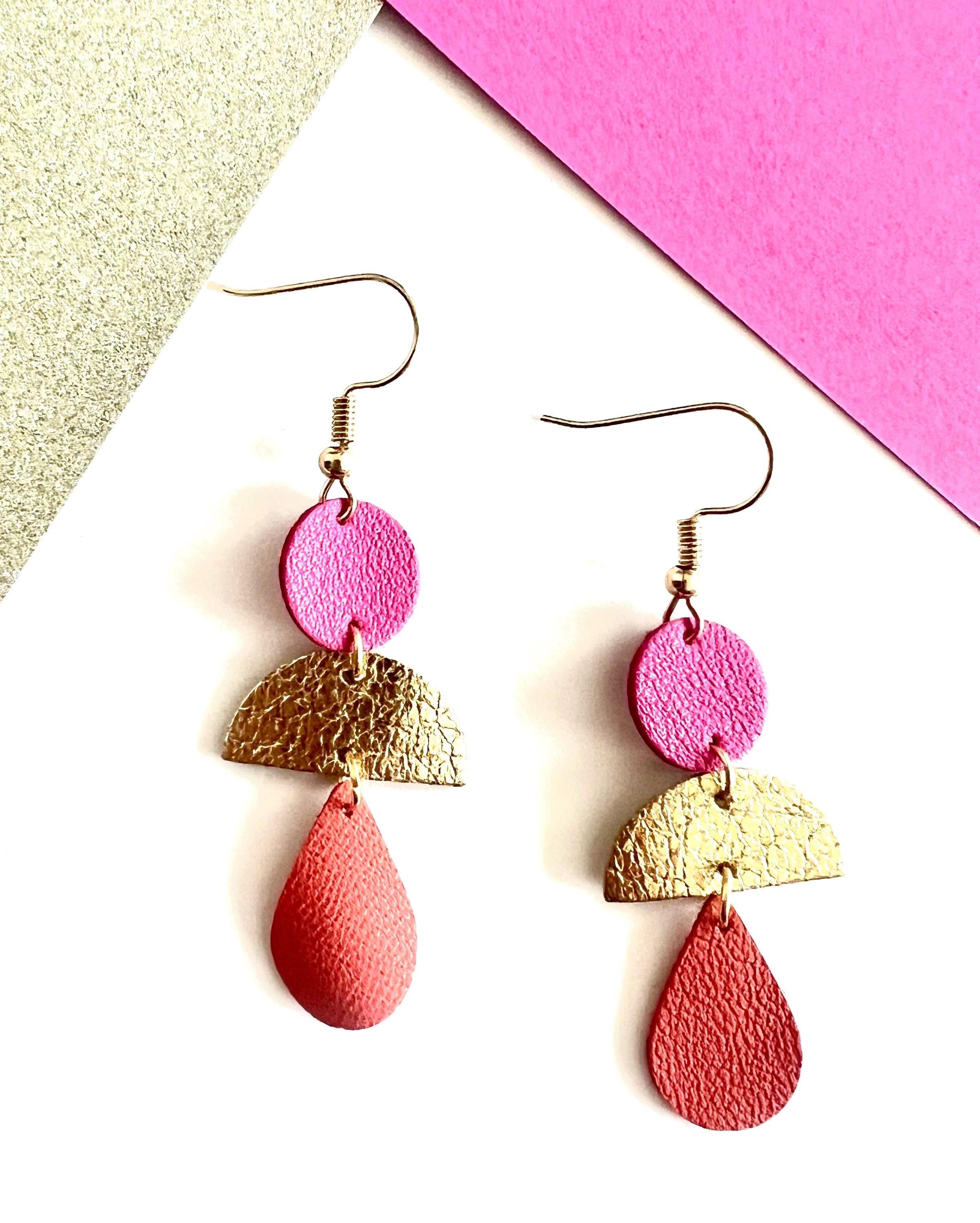 Boucles d’oreilles bohème chic en cuir upcyclé, modèle géométrique fait main, bijou artisanal léger rose fuchsia doré et corail cadeau femme