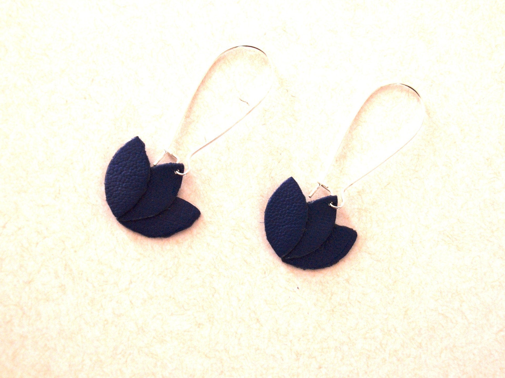 Boucles d'oreilles cuir bleu roi et argenté, fleur de cuir sur monture dormeuse argentée - fleur de lotus