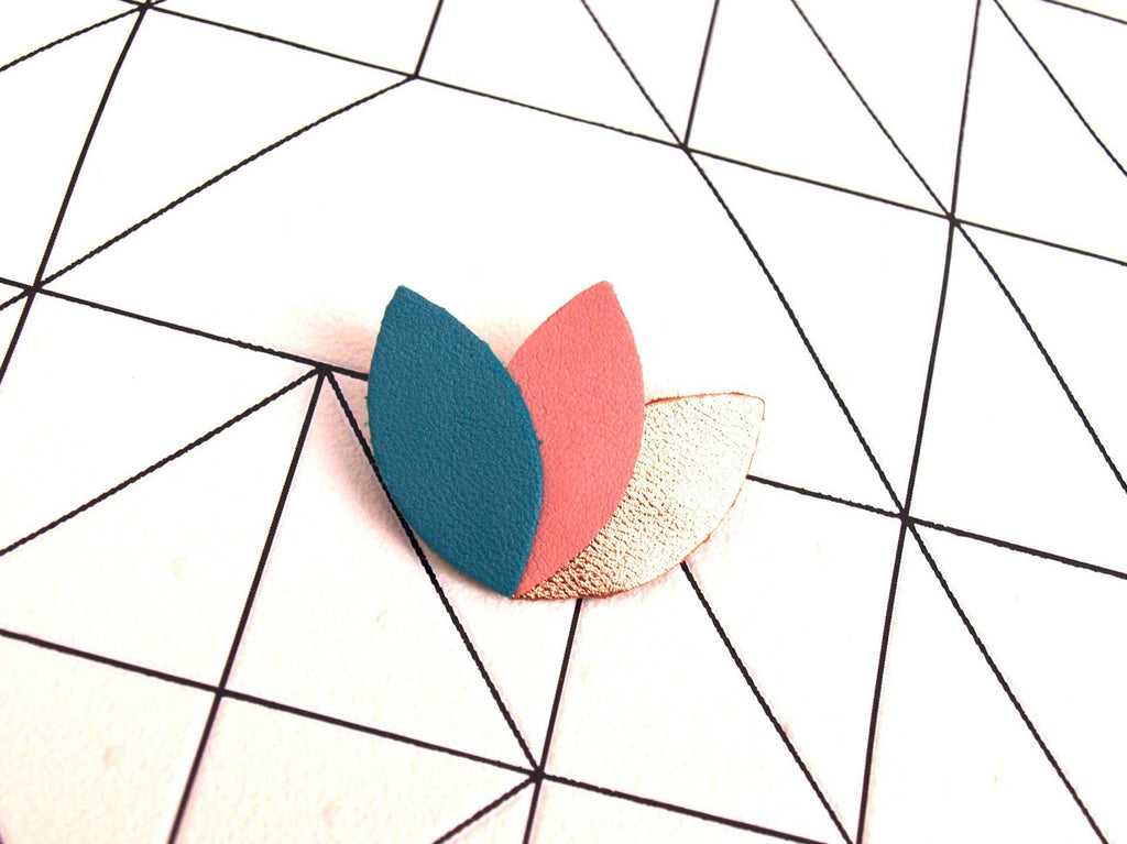 Broche cuir, forme fleur, feuilles, pétales de turquoise, rose indien et or rosé