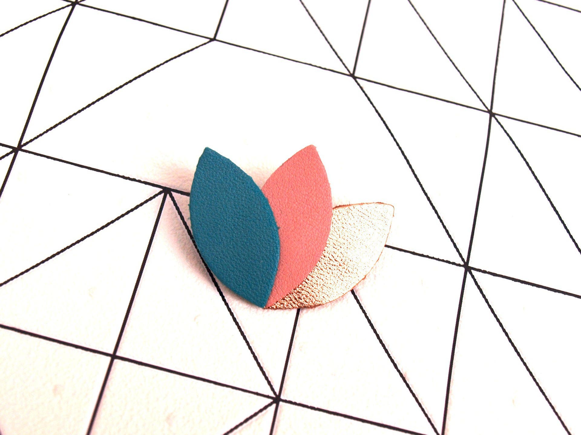 Broche cuir, forme fleur, feuilles, pétales de turquoise, rose indien et or rosé