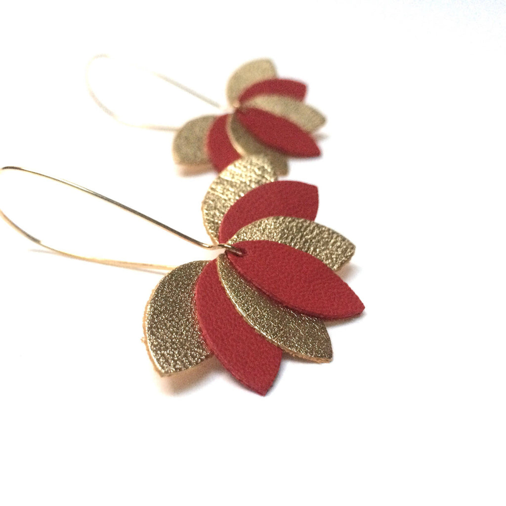 Boucles d'oreilles originales en cuir, feuilles rouge et or, fleur graphique sur monture dormeuse dorée. cadeau femme - cadeau pour elle