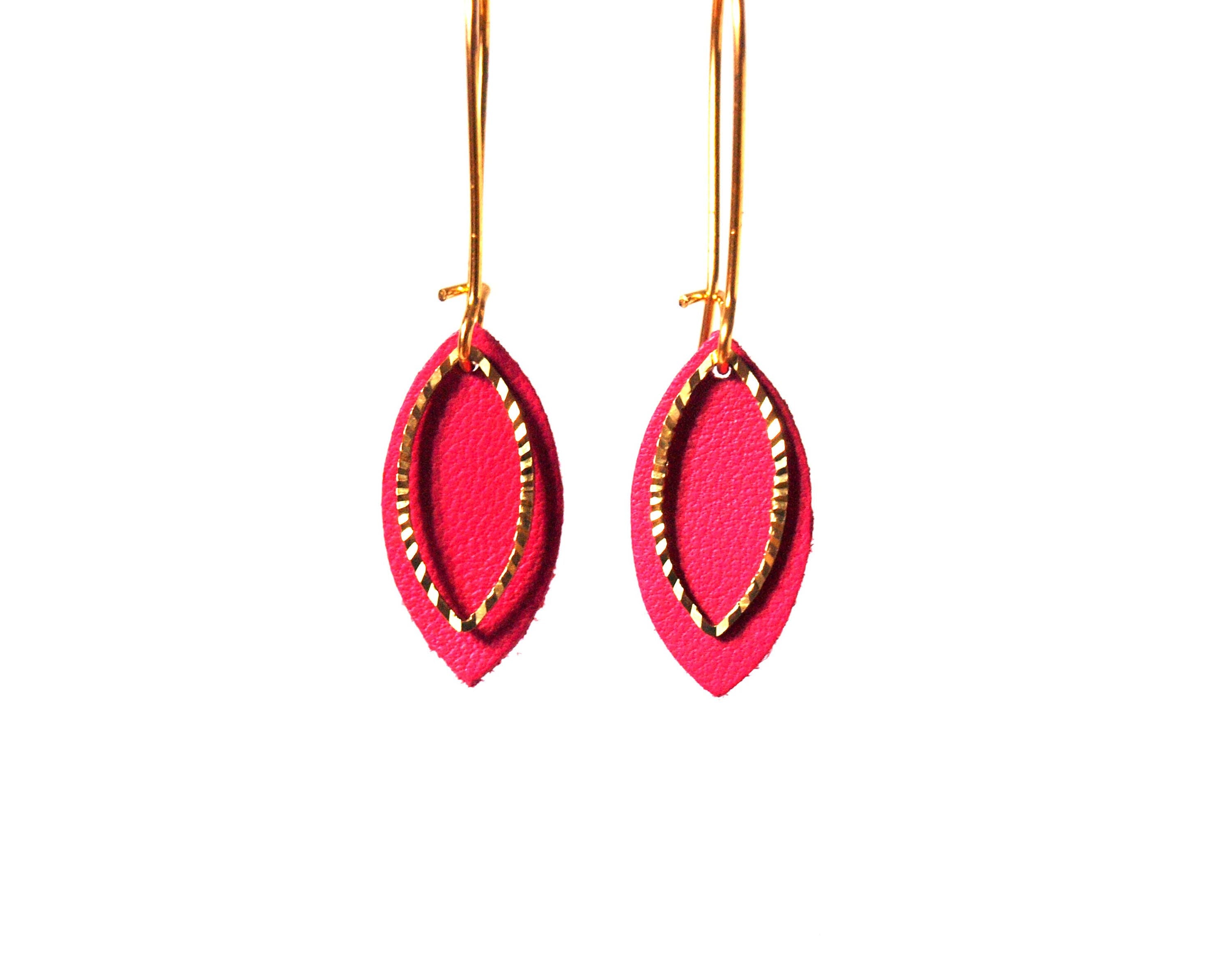 Boucles d'oreilles cuir rose framboise et or et or - boucles d'oreilles feuilles  - boucles d'oreilles discrètes - cadeau femme  modèle EMMA