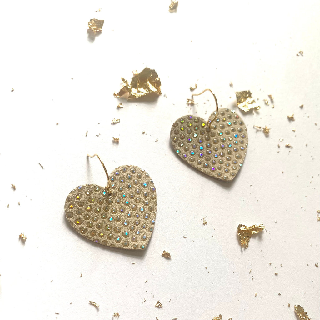 Boucles d’oreilles cœur en cuir blanc cassé effet strass