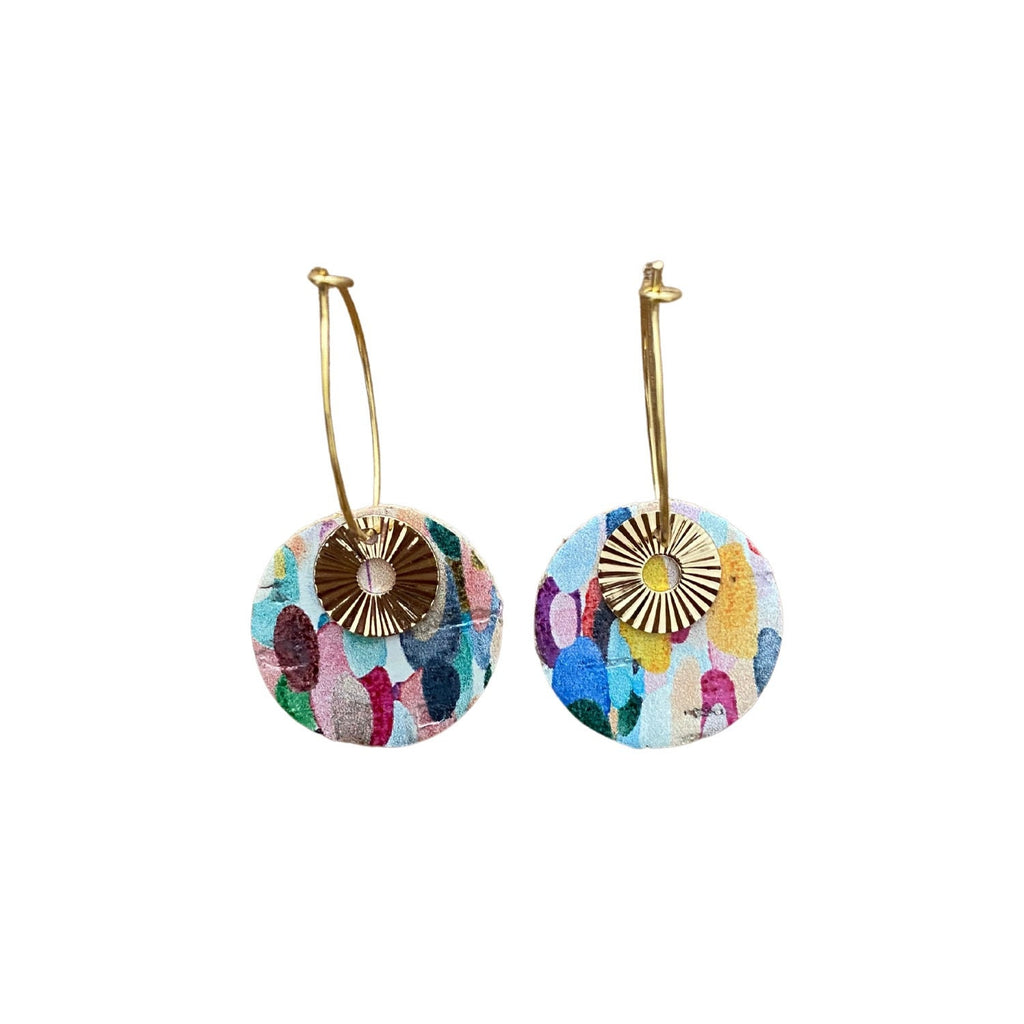 Boucles d’oreilles cuir et liège motif pois bleus sur fond blanc - créoles dorées en acier inoxydable