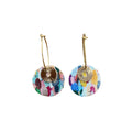Boucles d’oreilles cuir et liège motif pois bleus sur fond blanc - créoles dorées en acier inoxydable
