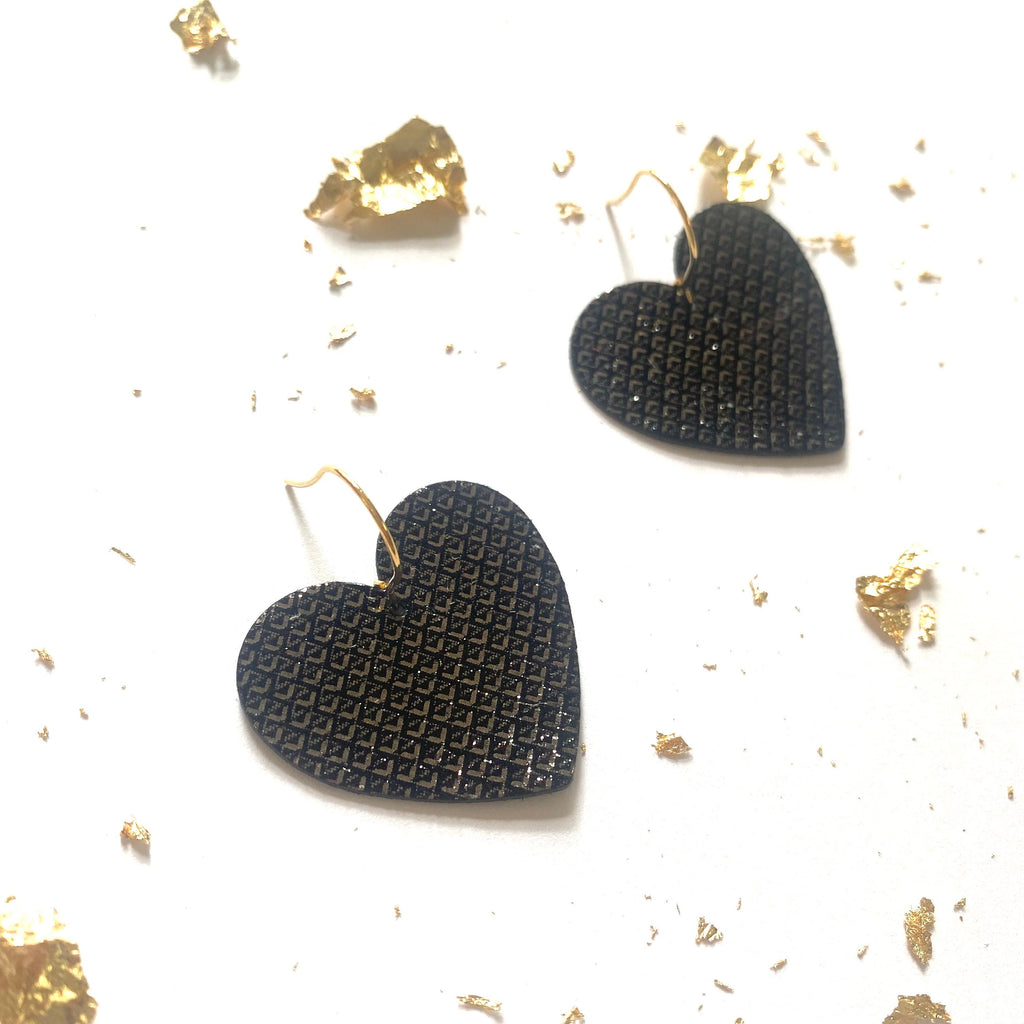 Boucles d’oreilles cœur en cuir noir, gris anthracite à motifs argentés
