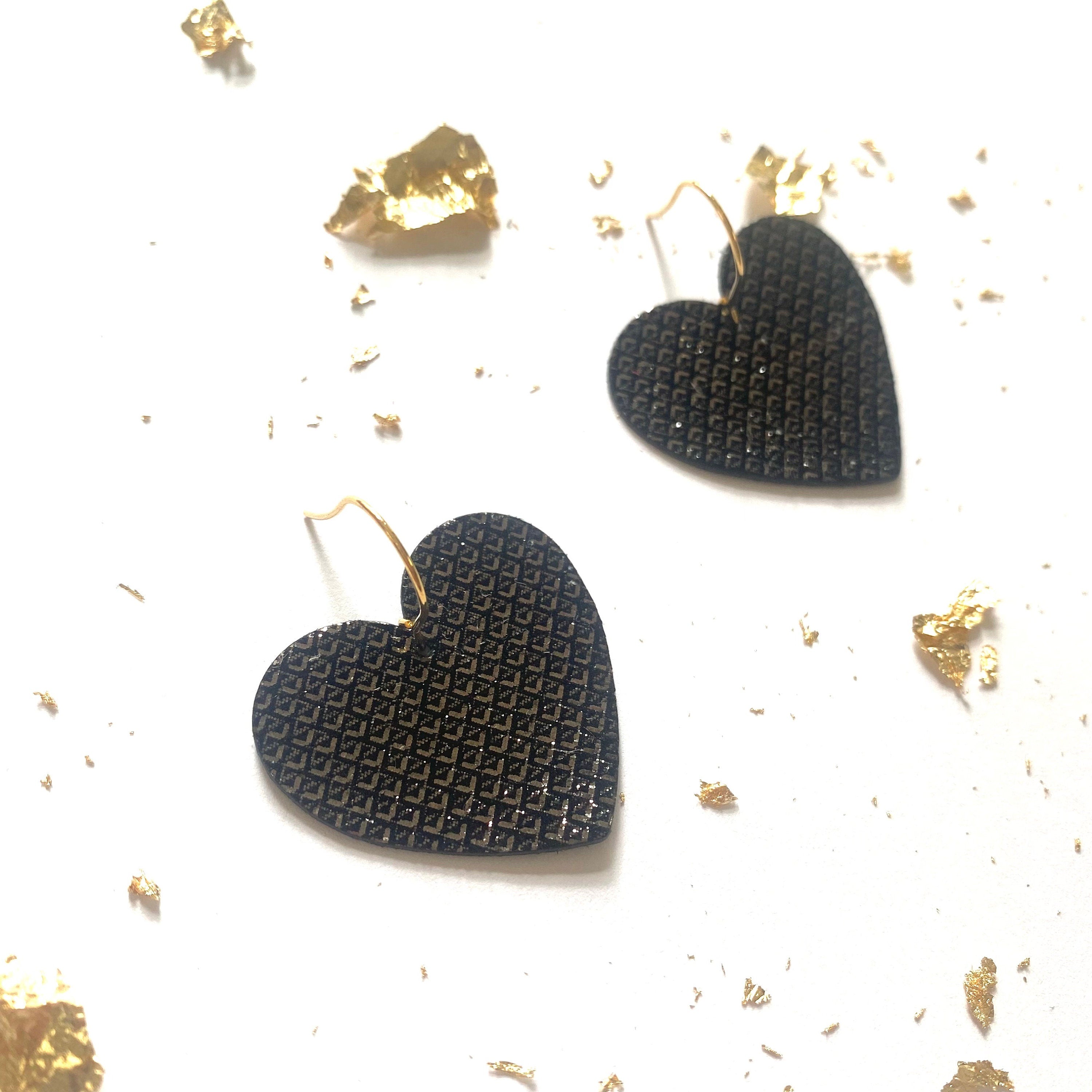 Boucles d’oreilles cœur en cuir noir, gris anthracite à motifs argentés