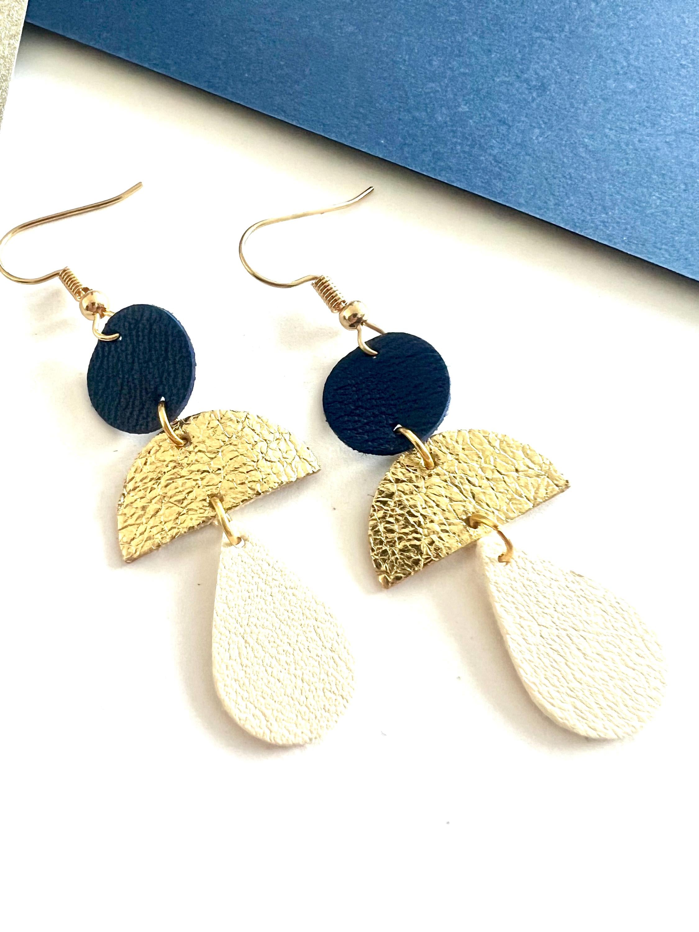 Boucles d’oreilles en cuir pendantes légères et graphiques faites main, style marin bleu marin or et blanc cassé - cadeau femme