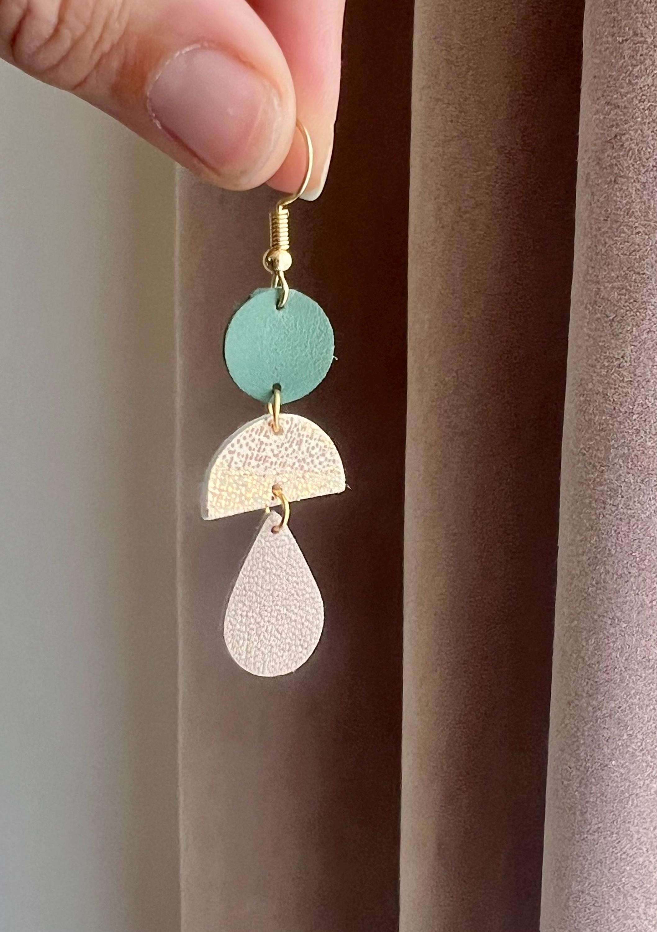 Boucles d’oreilles en cuir pendantes légères et graphiques faites main, style marin bleu marin or et blanc cassé - cadeau femme