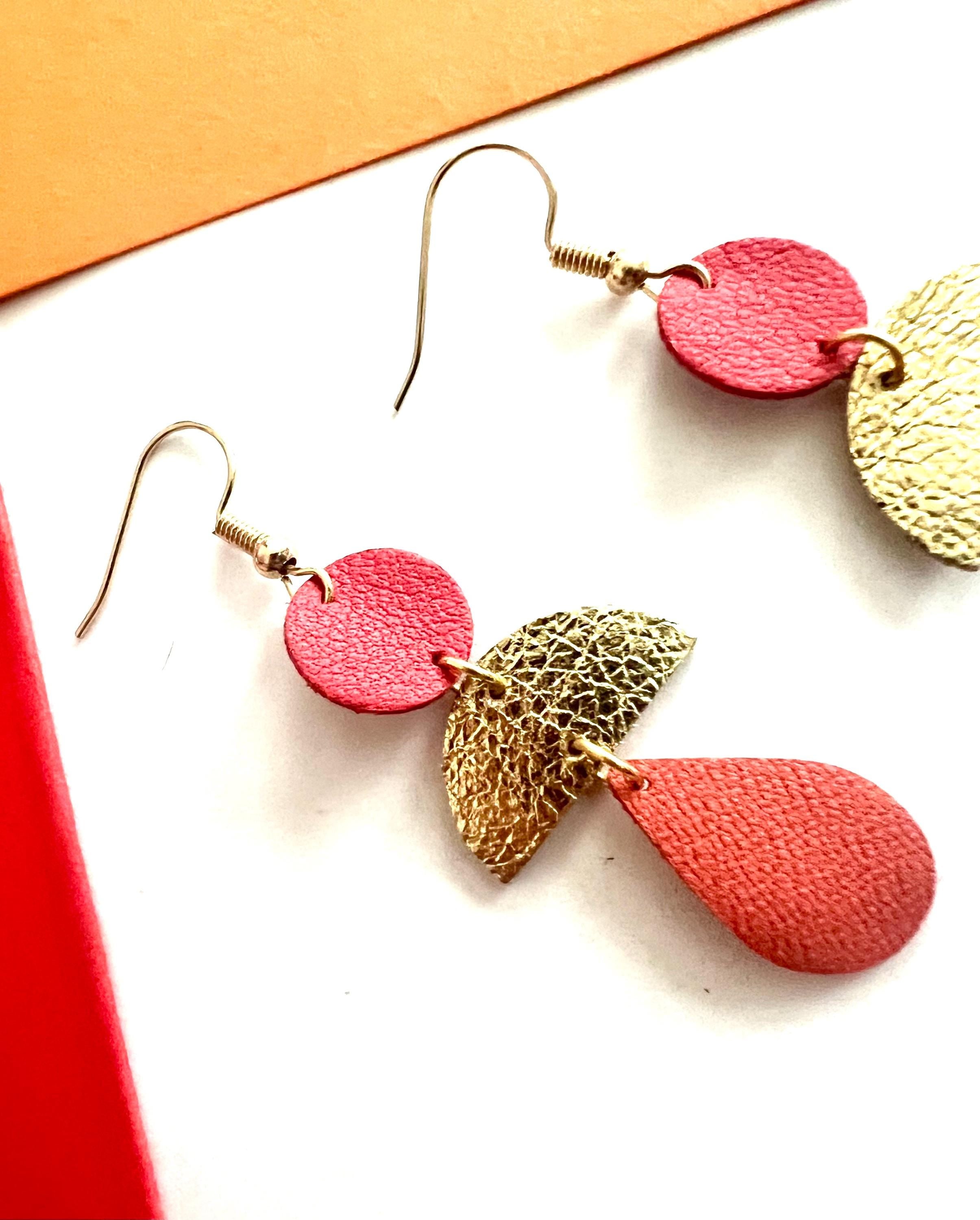 Boucles d’oreilles graphiques et colorées en cuir, bijou géométrique fait main, artisanal léger rouge doré et corail cadeau pour elle