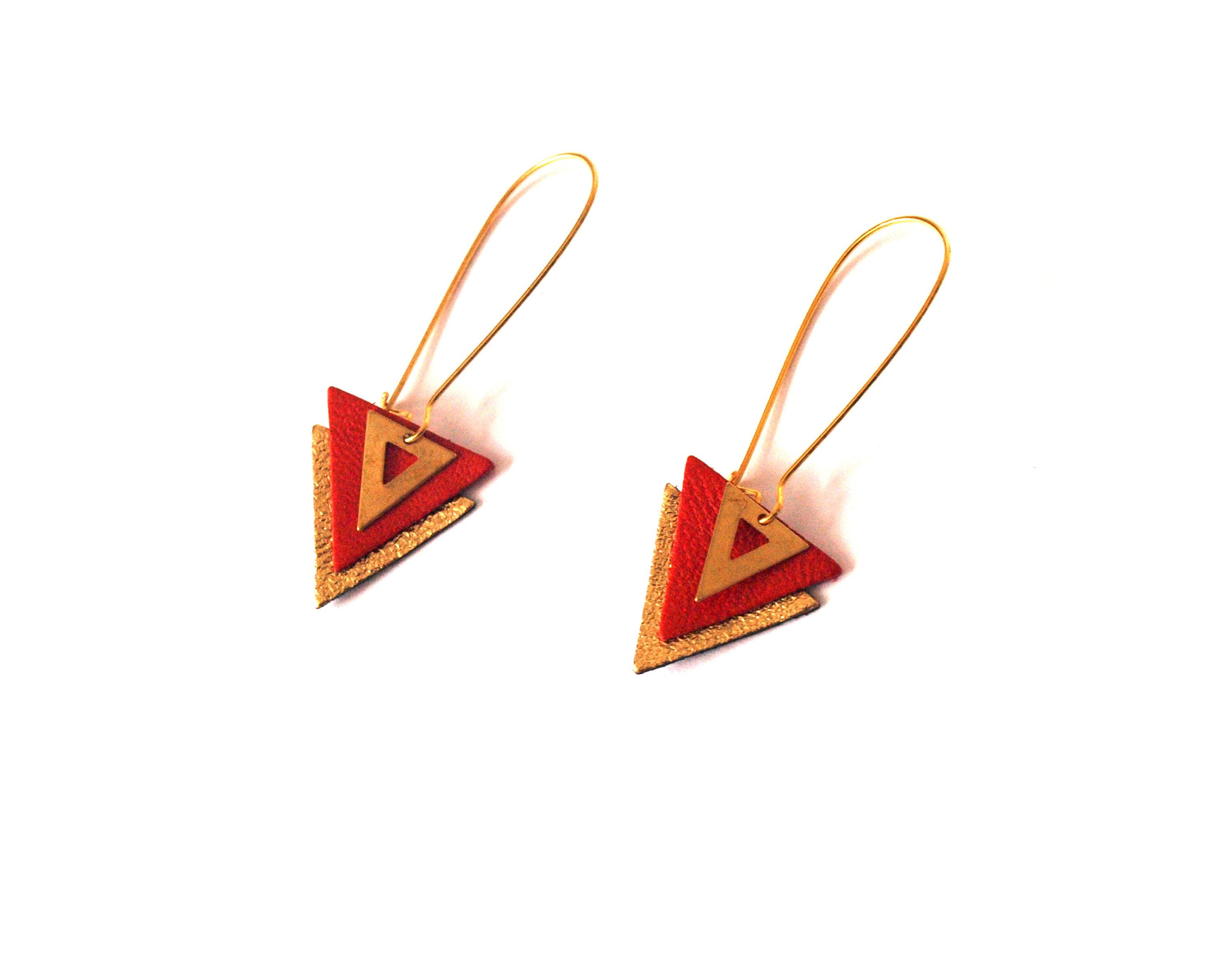 Boucles d'oreilles cuir rouge et or, triangles de cuir et laiton sur grandes dormeuses - bijou graphique géométrique - modèle PIAMA