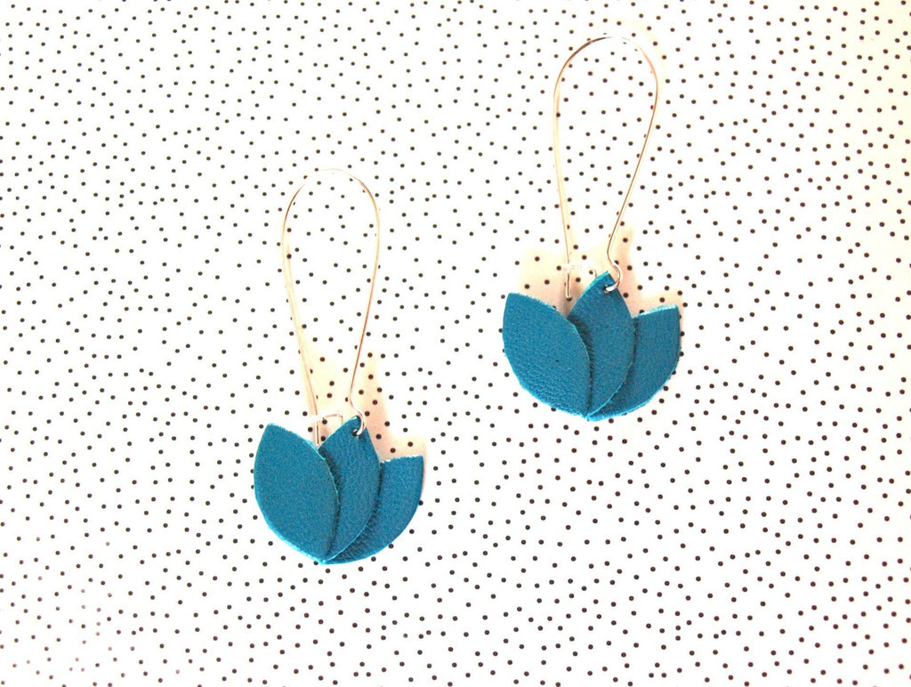 Boucles d'oreilles cuir bleu turquoise et argenté, fleur de lotus en cuir sur monture dormeuse argentée - cadeau femme