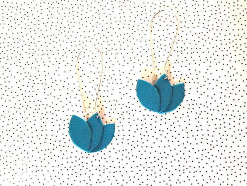 Boucles d'oreilles cuir bleu turquoise et argenté, fleur de lotus en cuir sur monture dormeuse argentée - cadeau femme