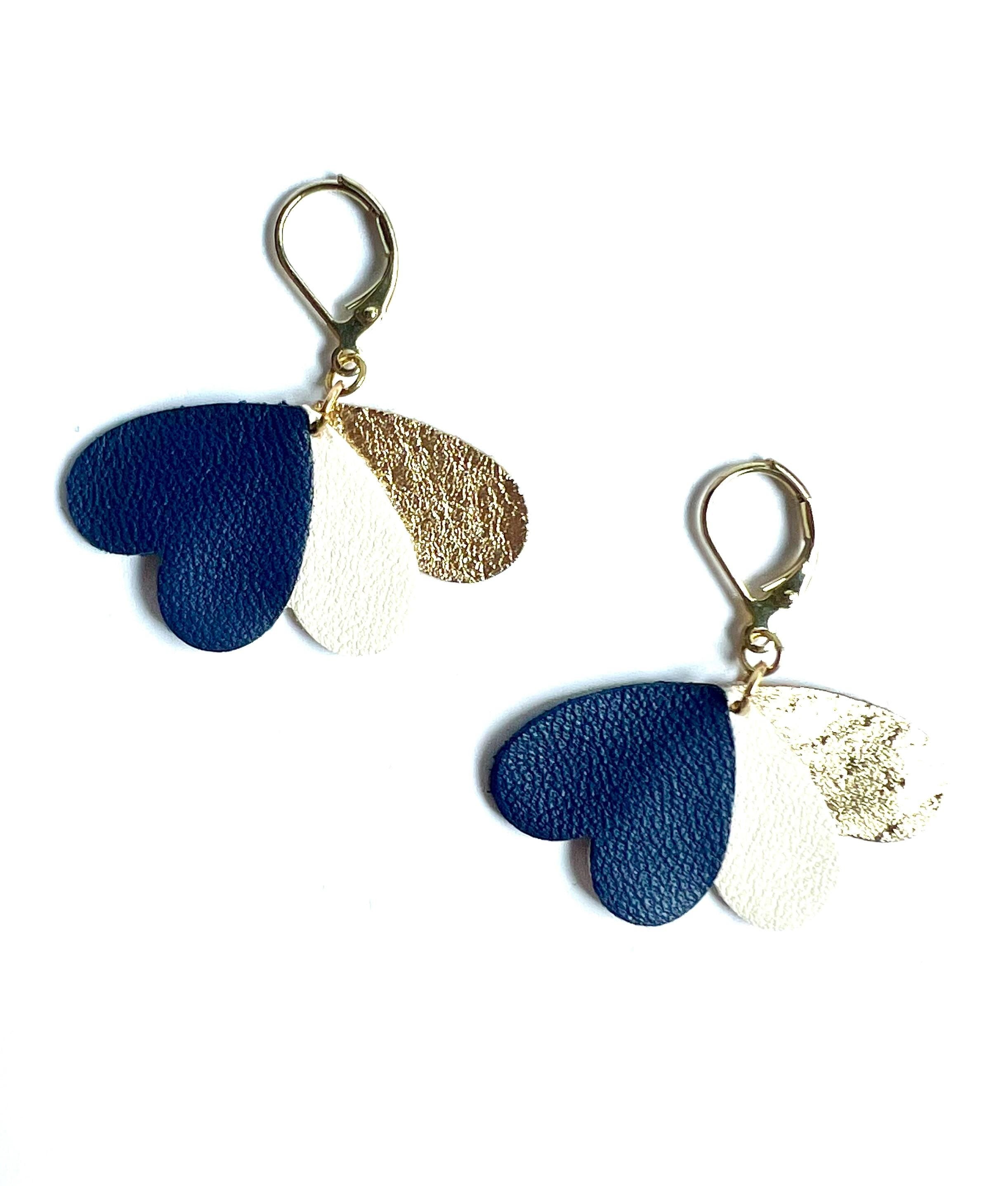 Boucles d’oreilles cœurs bleu marine blanc et or cuir upcyclé, bijoux artisanaux légers faits main, boucles pendantes femme, cadeau original