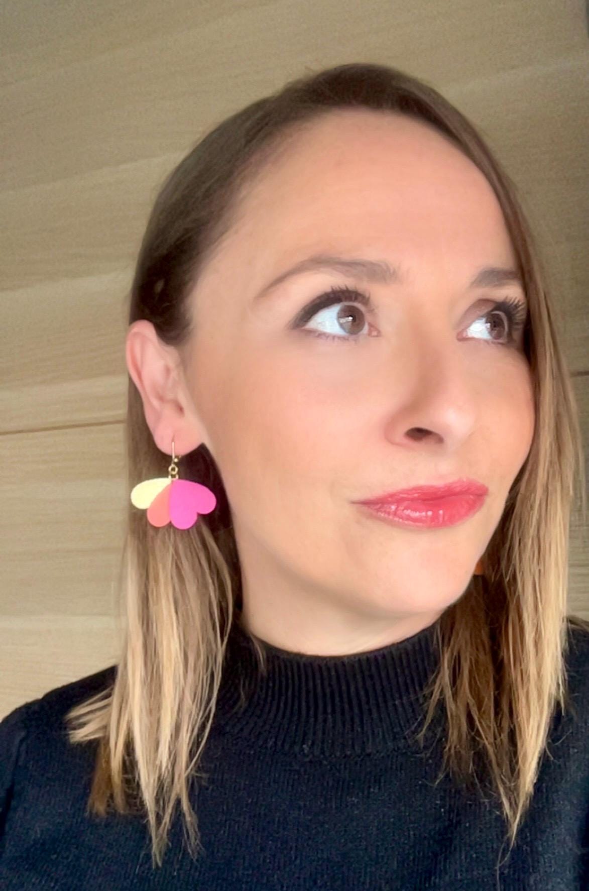 Boucles d’oreilles cœurs en cuir upcyclé, bijoux artisanaux légers faits main boucles pendantes femme, cadeau original, fuchsia corail et or