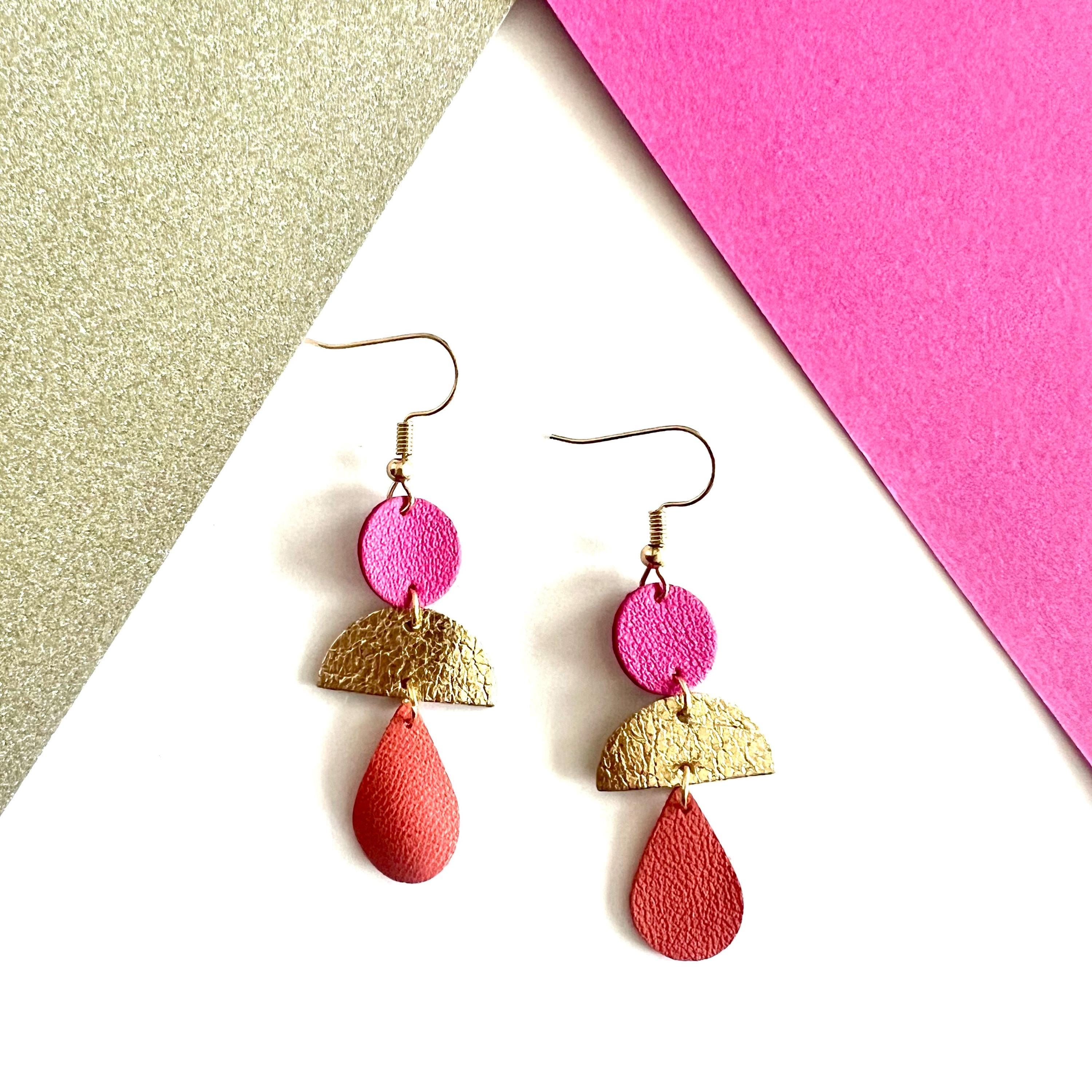 Boucles d’oreilles bohème chic en cuir upcyclé, modèle géométrique fait main, bijou artisanal léger bleu roi doré et turquoise cadeau femme