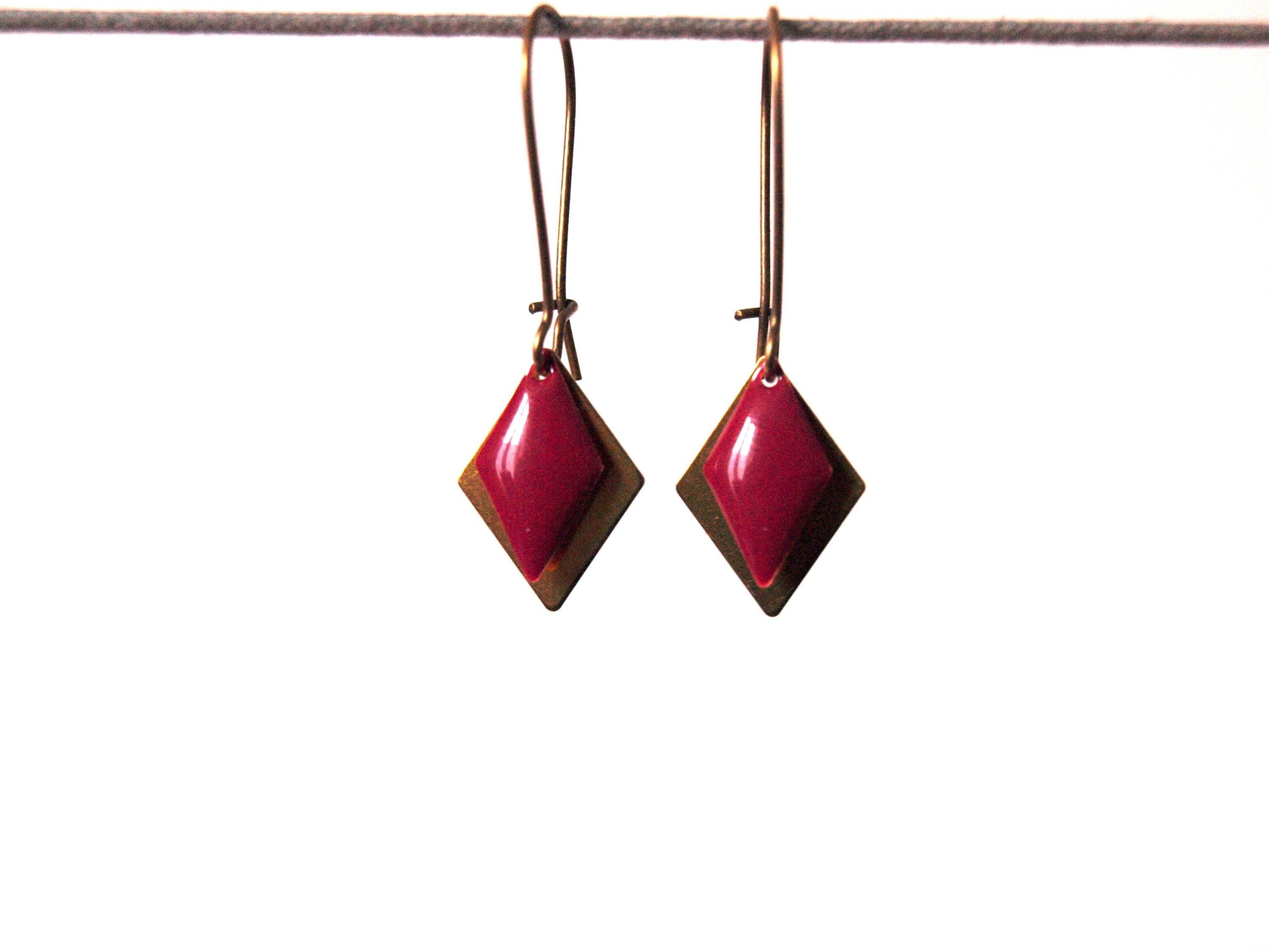 Boucles d'oreilles sequin émaillé graphiques - losange émaillé rouge grenat sur laiton brut - monture bronze - cadeau de noël femme