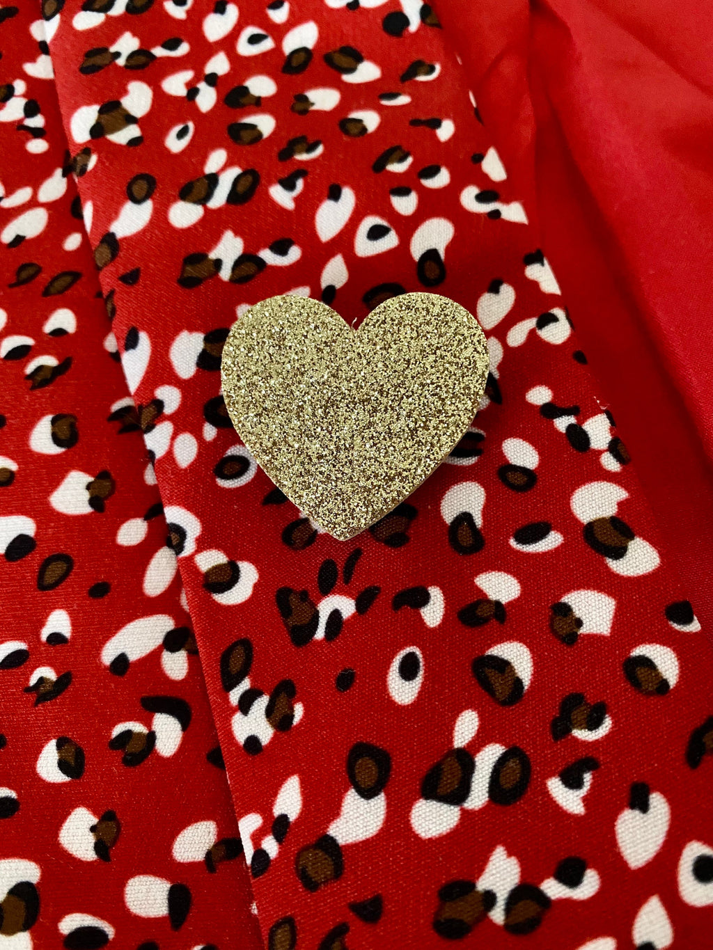 Broche coeur à paillettes en liège doublé de cuir