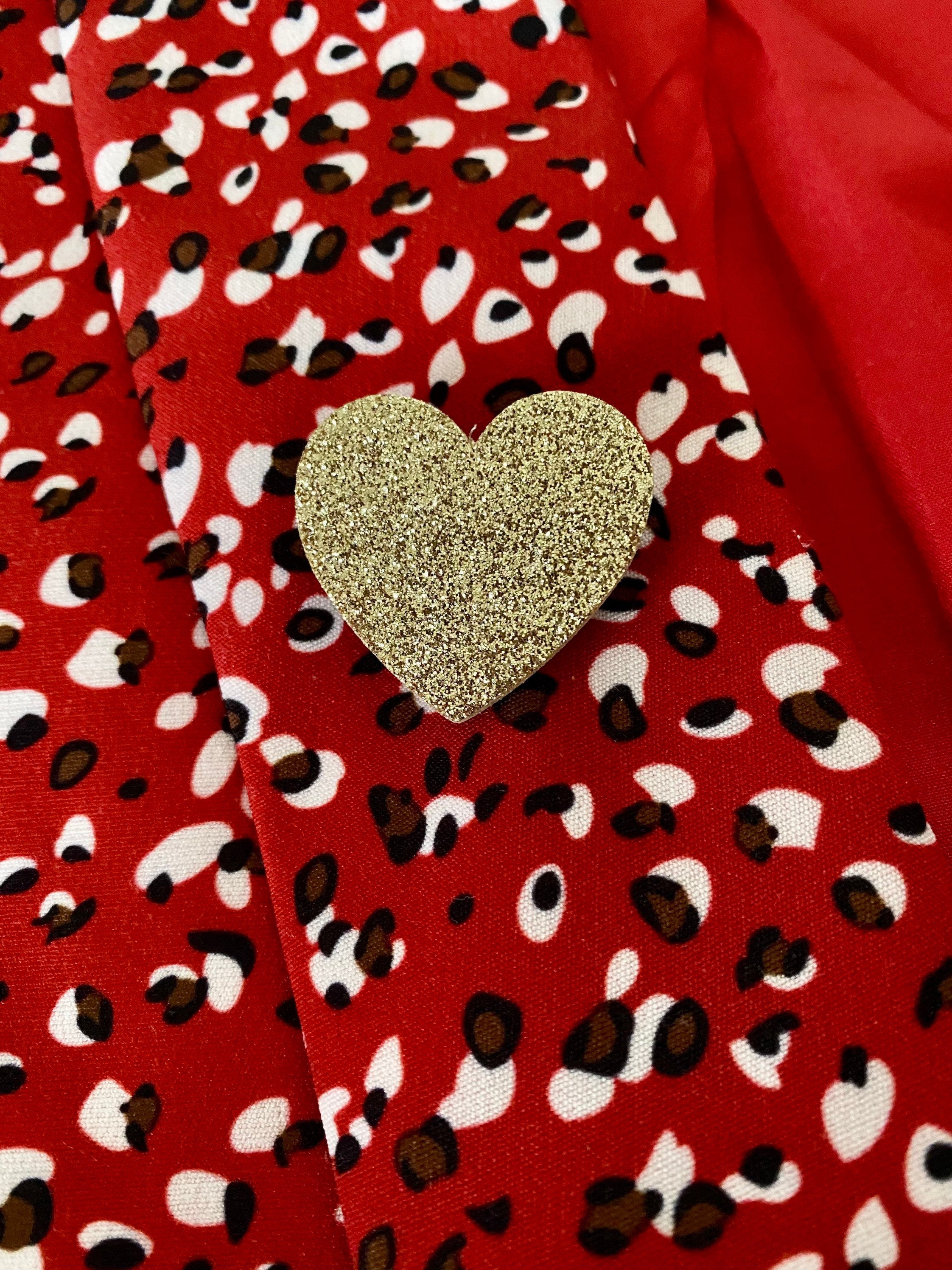 Broche coeur à paillettes en liège doublé de cuir