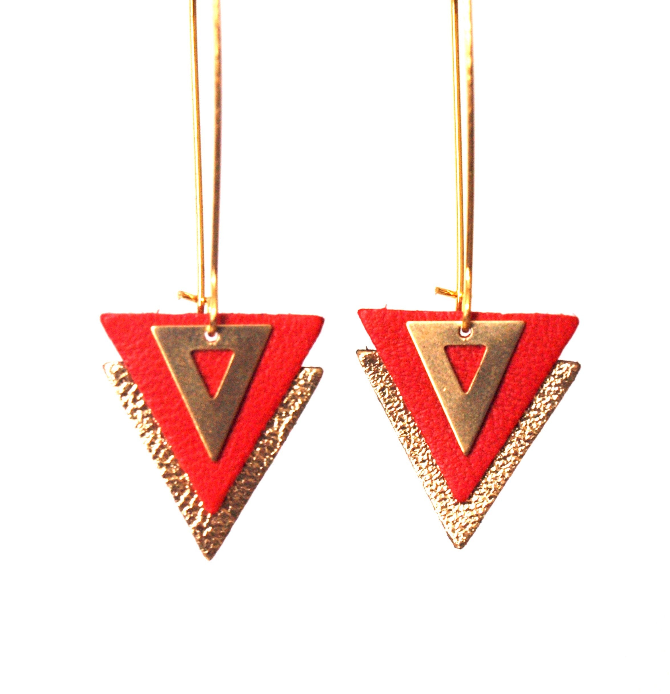 Boucles d'oreilles cuir rouge et or, triangles de cuir et laiton sur grandes dormeuses - bijou graphique géométrique - modèle PIAMA