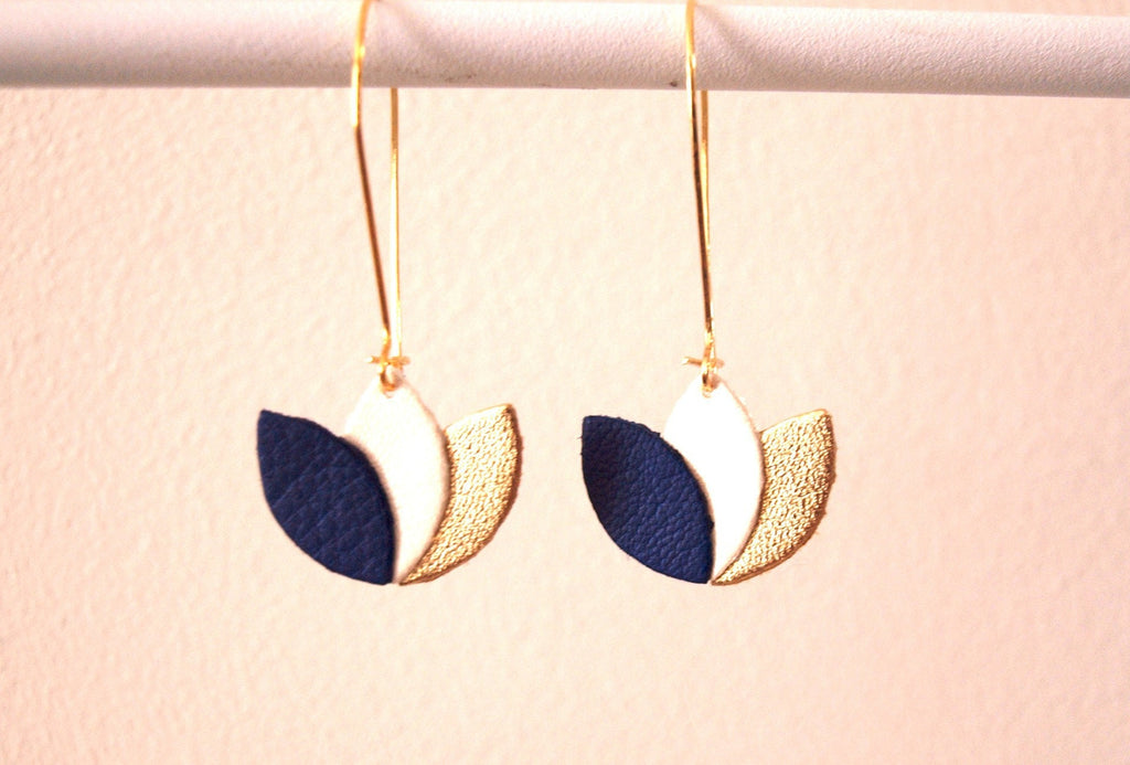 Boucles d'oreilles cuir bleu roi, blanc et or, fleur de cuir sur monture dorée style dormeuse