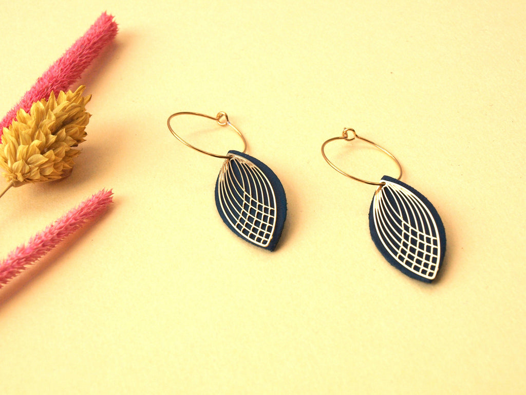 Boucles d'oreilles créoles acier et cuir - bleu canard et or - créoles style art déco - modèle SIENNA