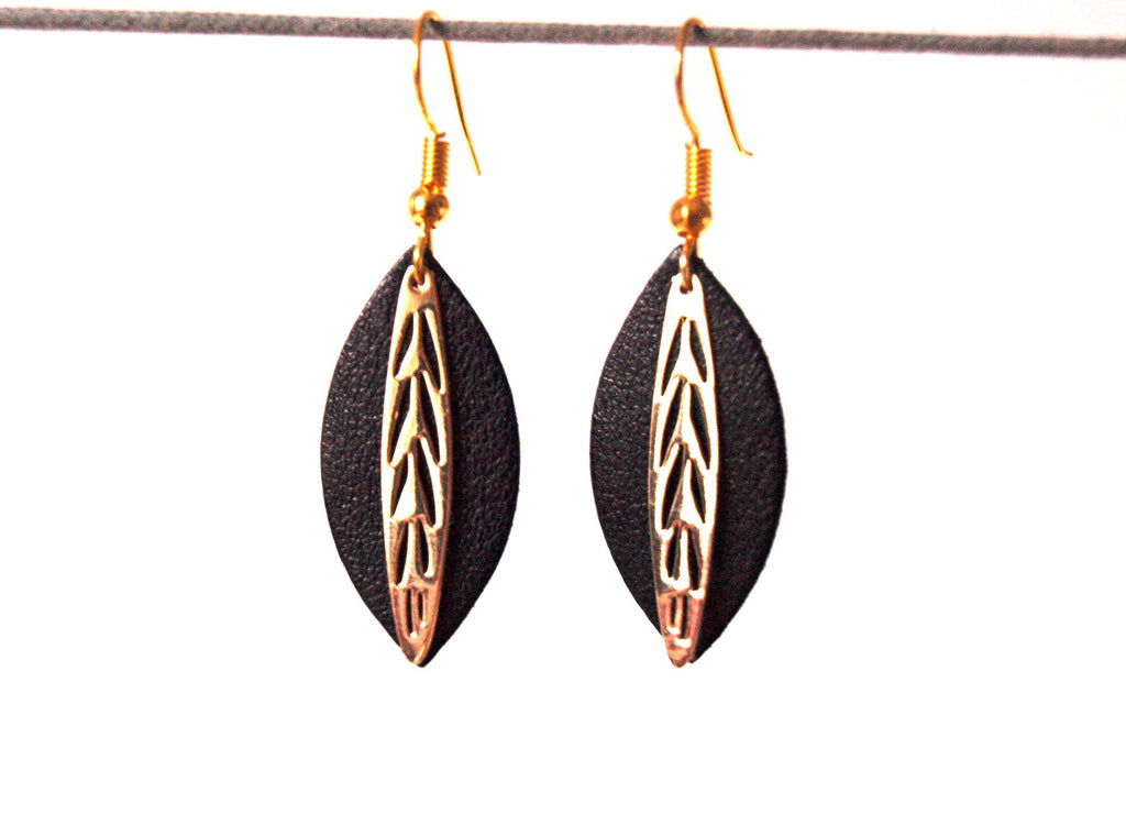 Boucles d'oreilles cuir noir et laiton - feuille de cuir sur monture dorée - discrètes originales - cadeau femme - noir et or - modèle Fiona