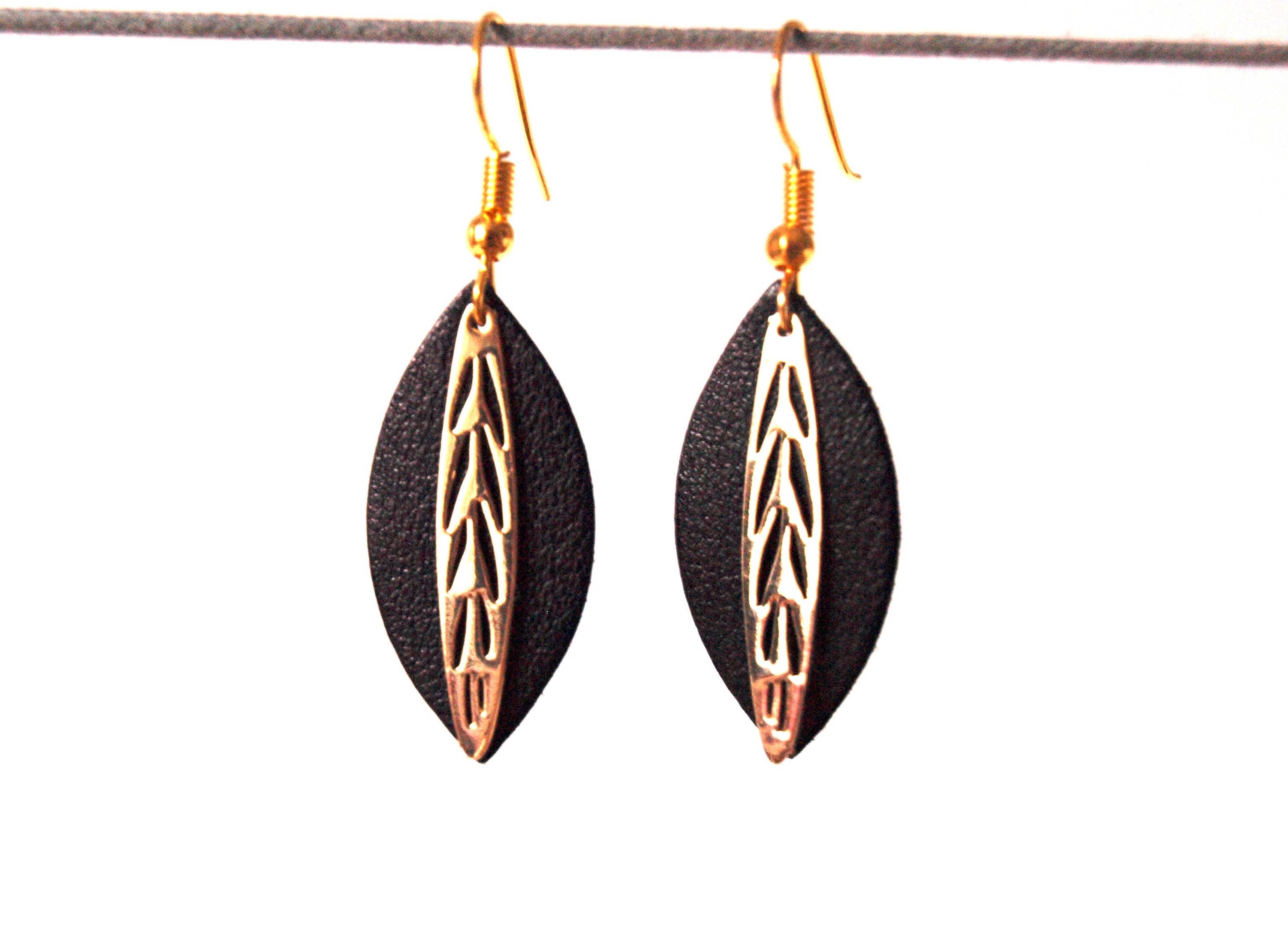 Boucles d'oreilles cuir noir et laiton - feuille de cuir sur monture dorée - discrètes originales - cadeau femme - noir et or - modèle Fiona
