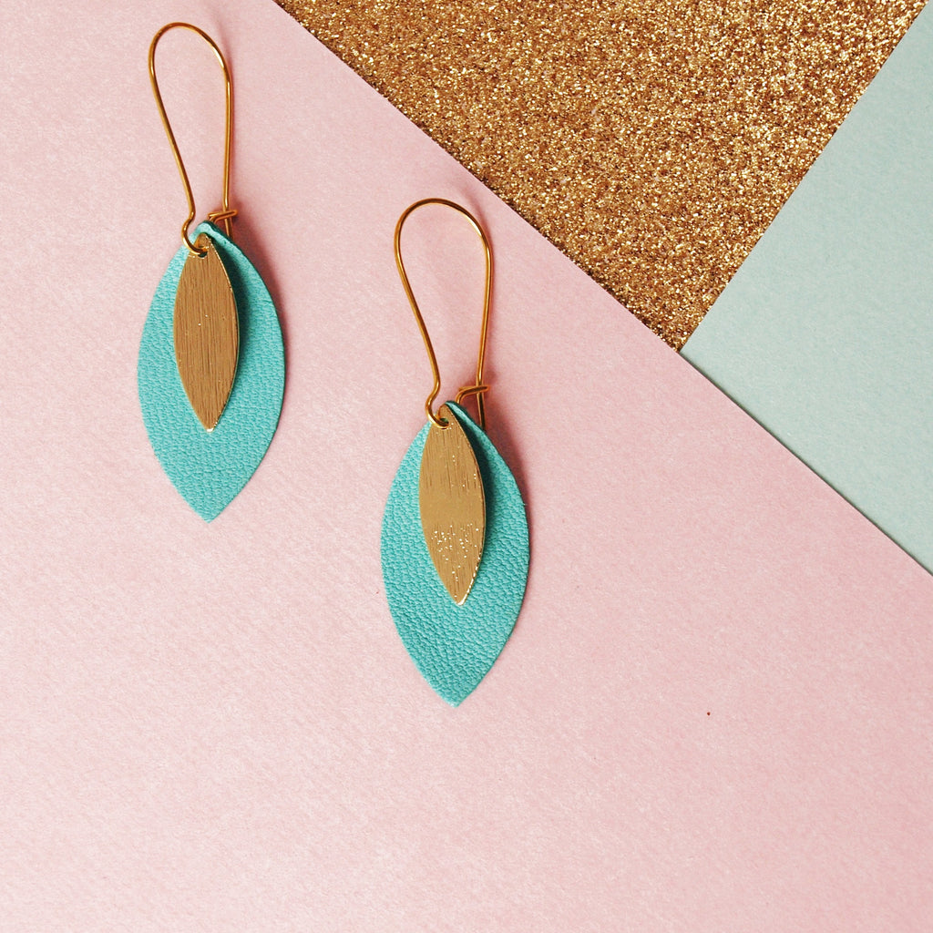 Boucles d'oreilles feuille de cuir bleu céladon et or modèle AVA