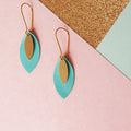 Boucles d'oreilles feuille de cuir bleu céladon et or modèle AVA