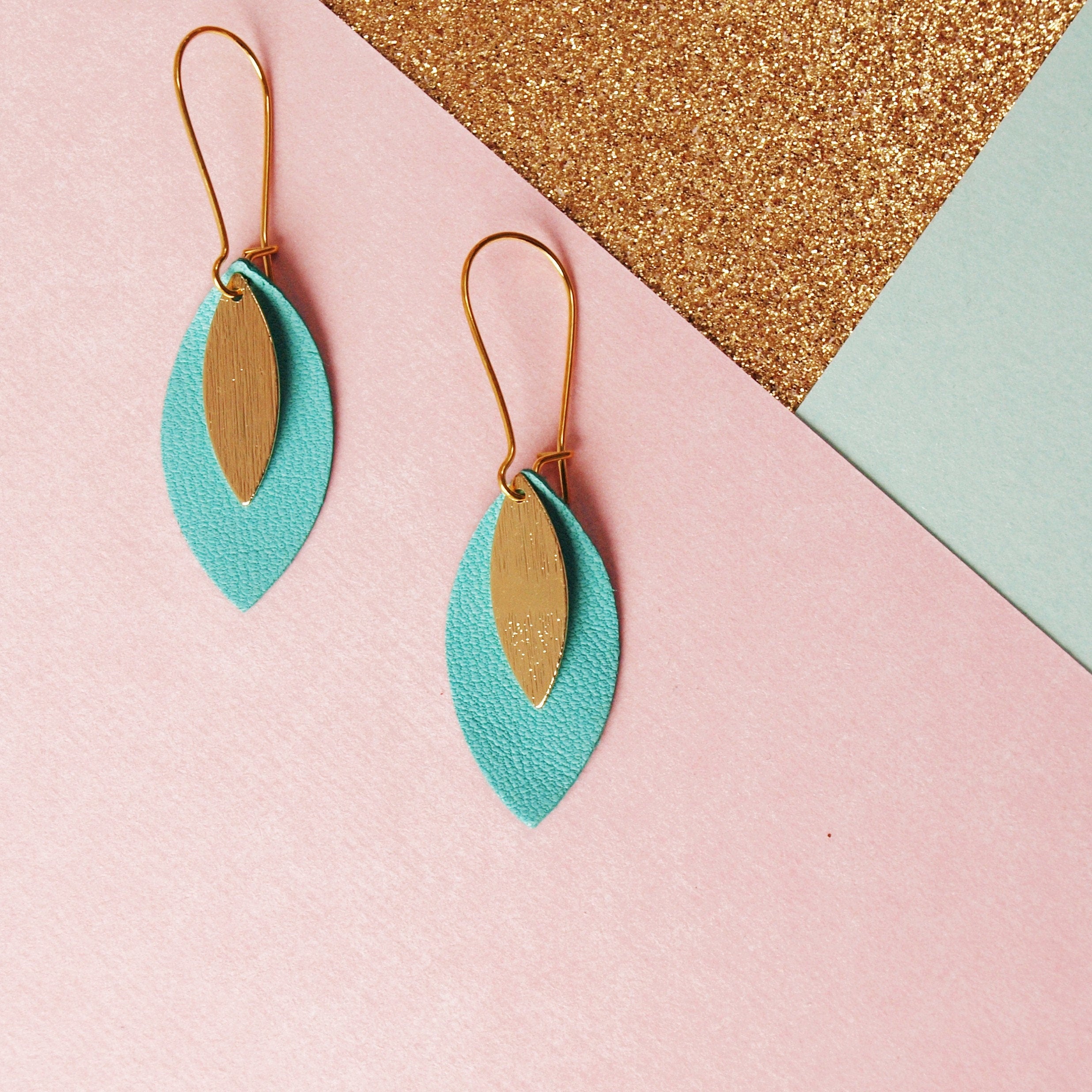 Boucles d'oreilles feuille de cuir bleu céladon et or modèle AVA