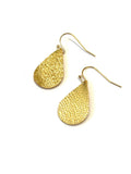 Boucles d'oreilles légères et discrètes en cuir doré craquelé - forme goutte - cadeau femme - cadeau pour elle - fête des mères