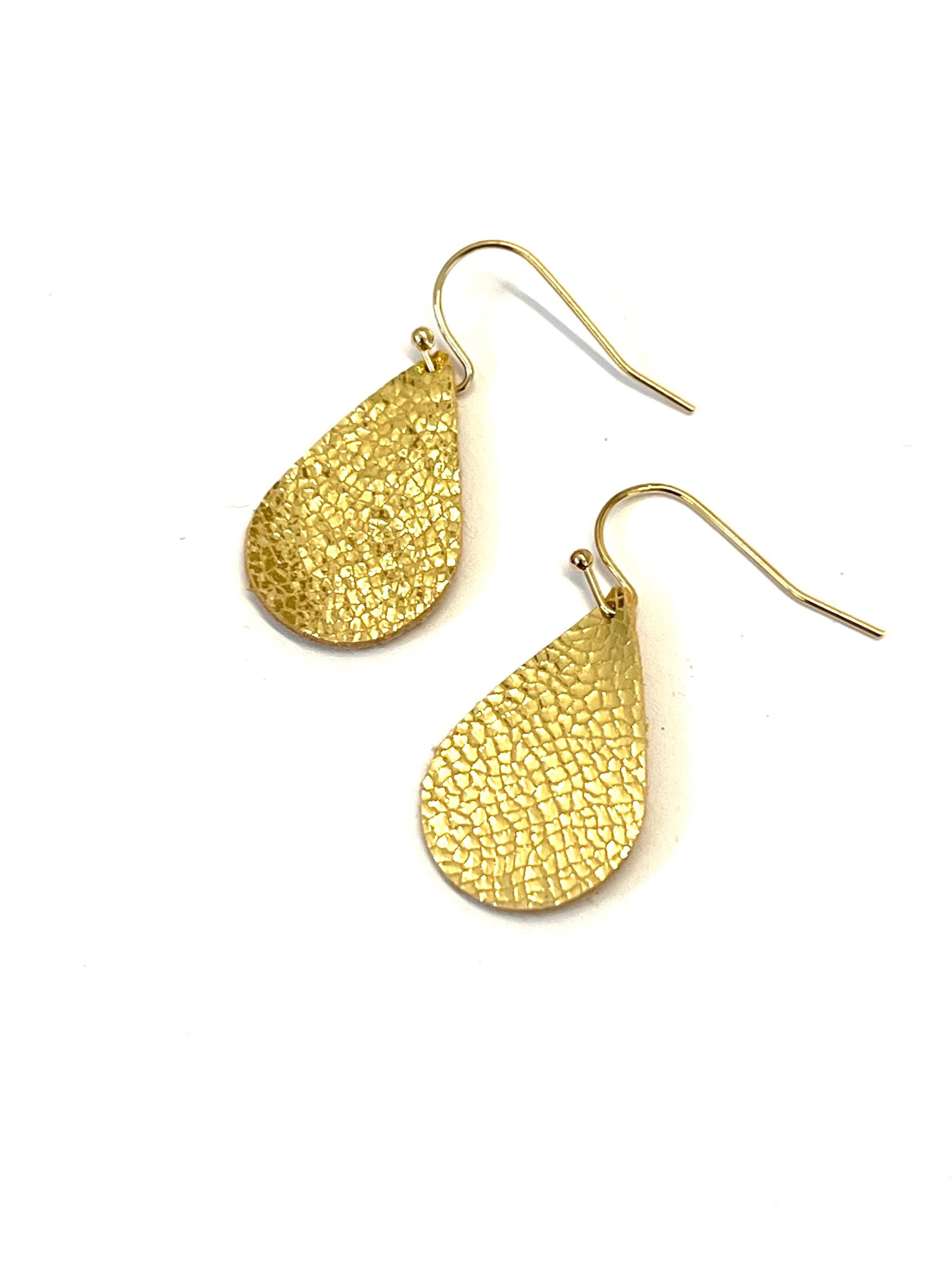 Boucles d'oreilles légères et discrètes en cuir doré craquelé - forme goutte - cadeau femme - cadeau pour elle - fête des mères