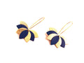 Boucles d'oreilles cuir, feuilles bleu roi et doré, fleur de cuir graphique sur monture dormeuse dorée. cadeau femme - cadeau pour elle