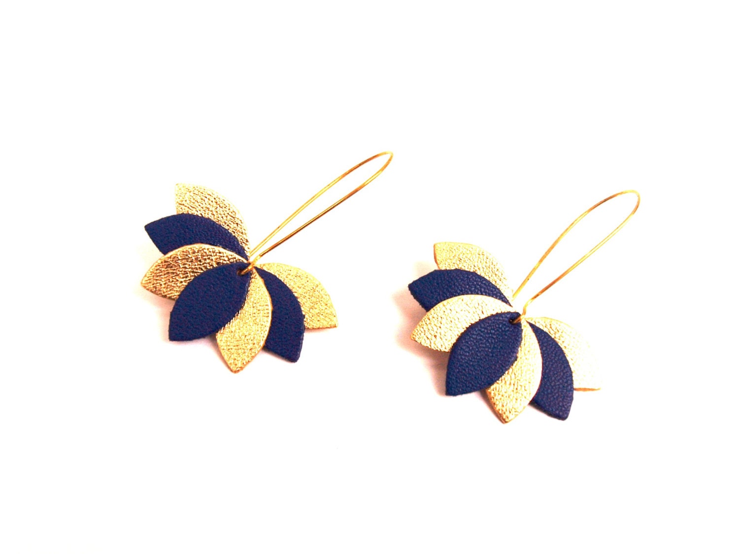 Boucles d'oreilles cuir, feuilles bleu roi et doré, fleur de cuir graphique sur monture dormeuse dorée. cadeau femme - cadeau pour elle