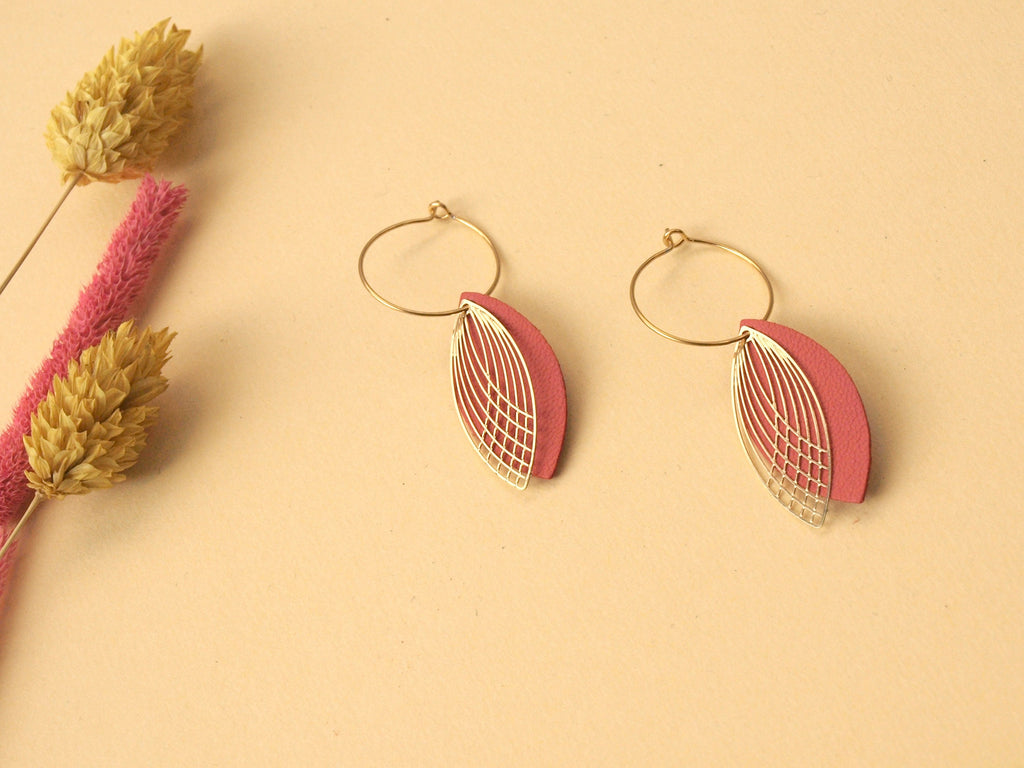Boucles d'oreilles créoles acier inoxydable - cuir corail et or - créoles style art déco - modèle SIENNA