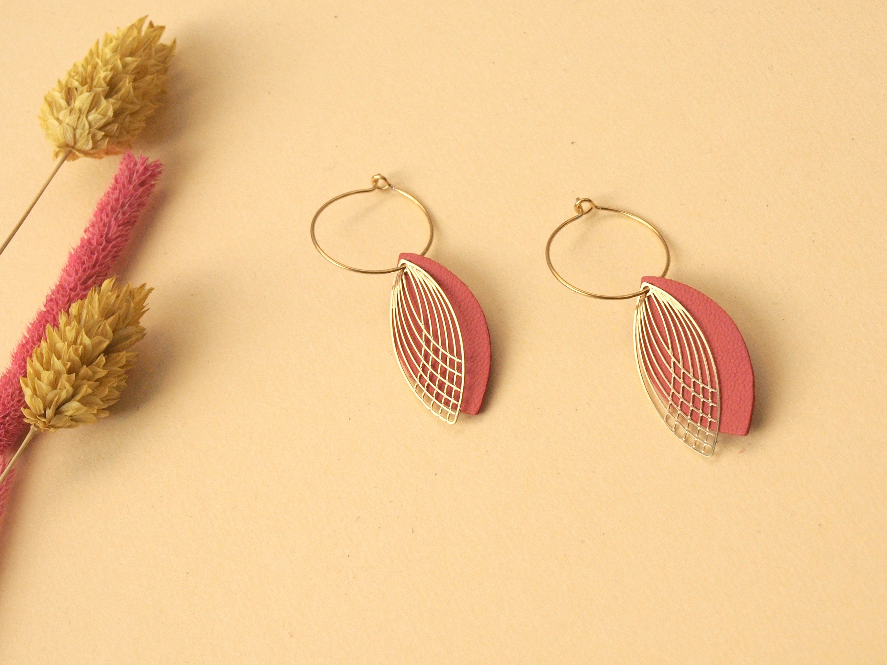 Boucles d'oreilles créoles acier inoxydable - cuir corail et or - créoles style art déco - modèle SIENNA