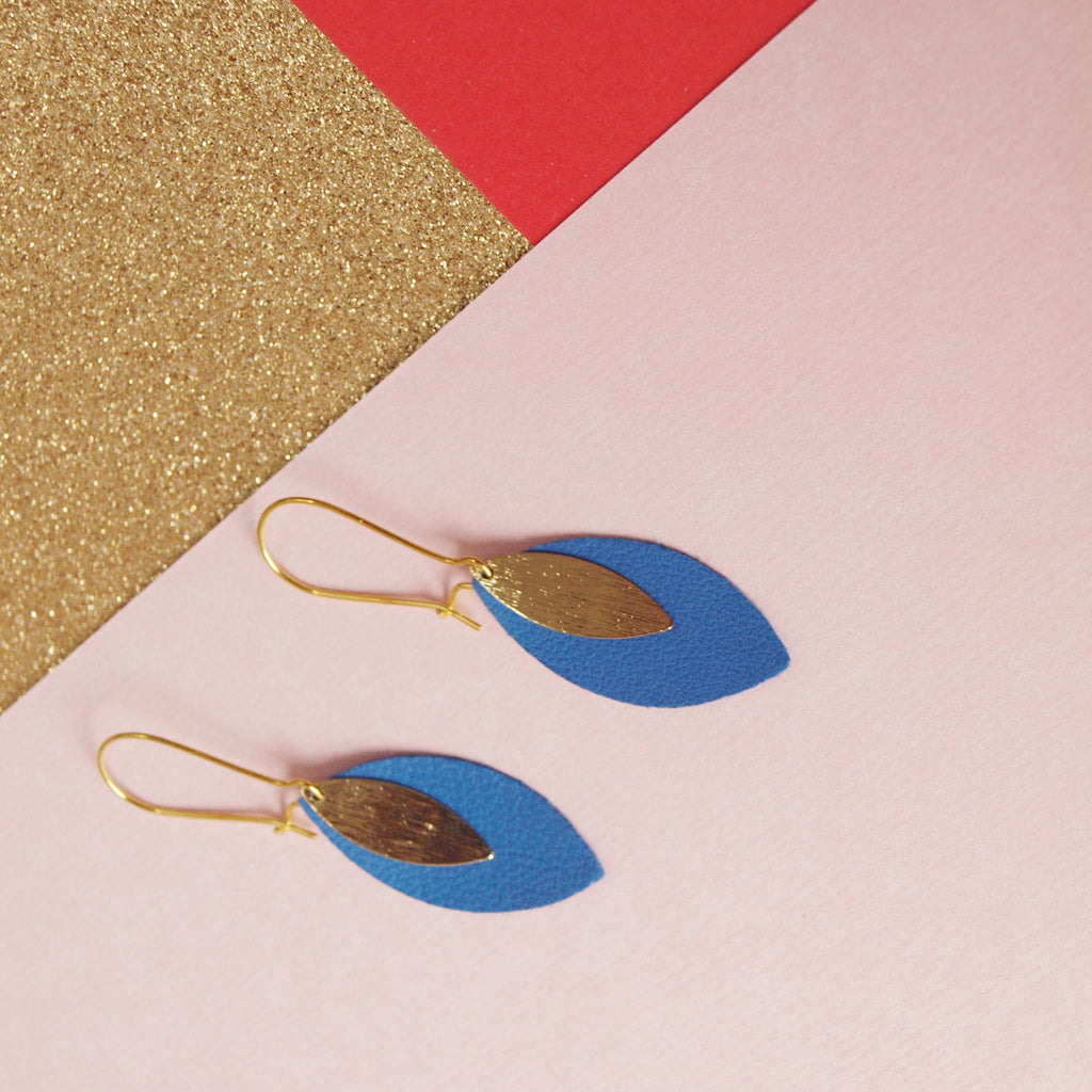 Boucles d'oreilles feuille de cuir bleu lavande et or modèle AVA