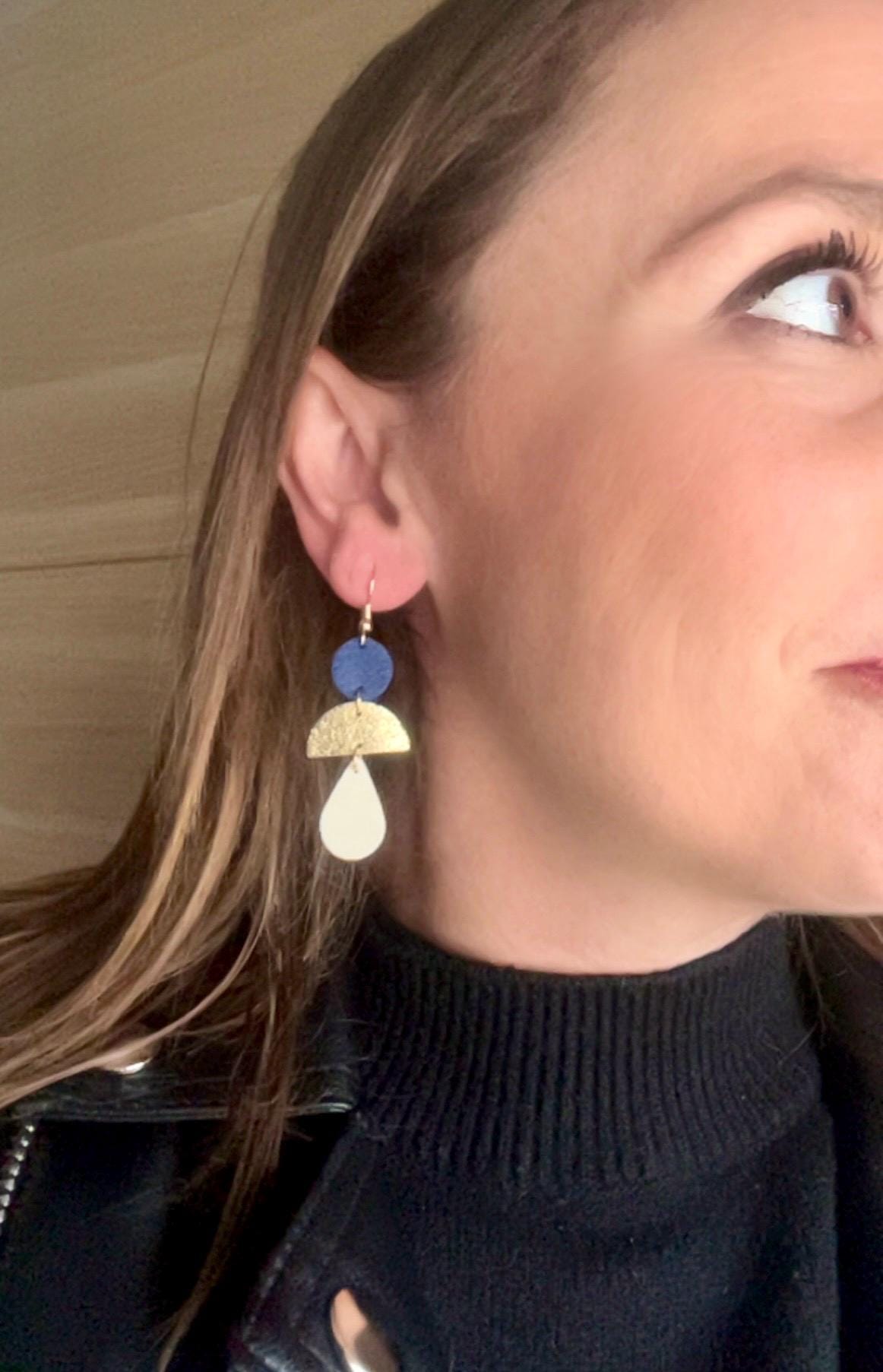 Boucles d’oreilles en cuir pendantes légères et graphiques faites main, style marin bleu marin or et blanc cassé - cadeau femme